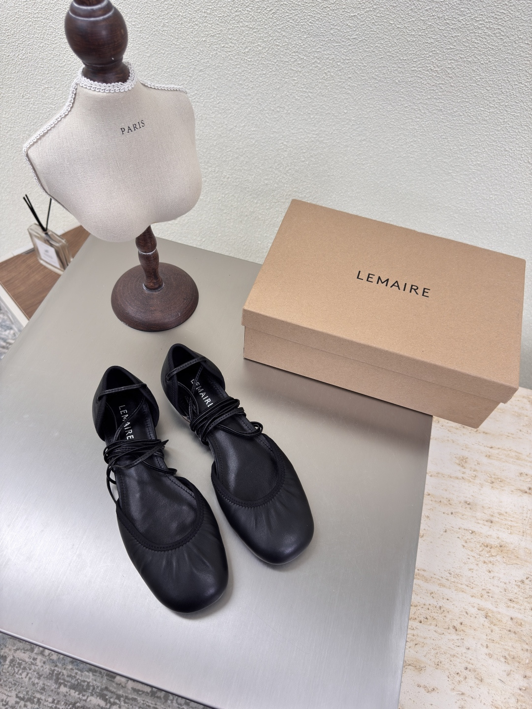 NO:227136,Roman strap flat lambskin Lemaire from Paris, France Designer brand Women's shoes Black leather heel Full of grade Anti-slip sole design Dividing the skin into pieces, with a looming charm. The addition of elastic elements injects more rebellion and strength into the exquisite shoe body, showing a slim but never weak posture. Original leather outsole 35 36 37 38 39 40 (40 customization) Configure original packaging, ballet shoes, sheepskin, Leather soles19860909罗马绑带平底 小羊皮 Lemaire 来自法国巴黎 设计师品牌 女鞋 黑色真皮包跟 档次满满  防滑大底设计 将肌肤分割成块面,有着若隐若现的魅力. 弹力 元素的加入为精致的鞋体注入更多反叛和力量,展现出纤薄但绝不柔弱的姿态. 原版真皮大底 35 36 37 38 39 40（40 定制） 配置原版包装,芭蕾舞鞋,sheepskin,Leather soles,Women's Shoes