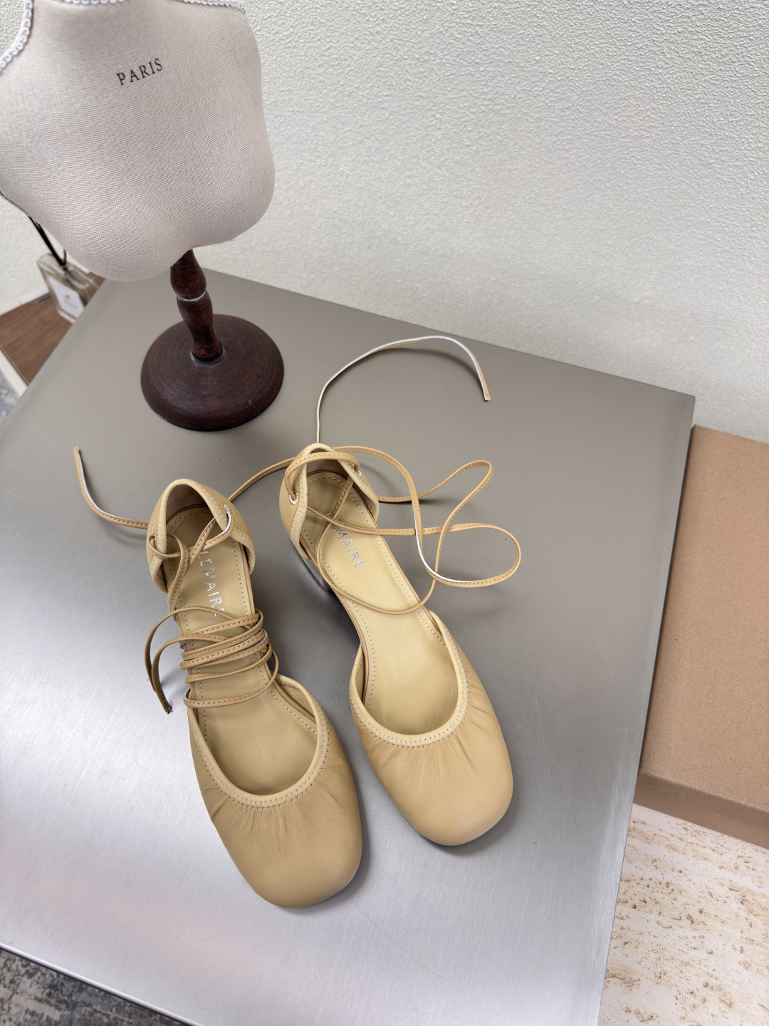 NO:227140,Mid-heeled leather Roman straps Lambskin Lemaire from Paris, France Designer brand Women's shoes Mist blue Leather heel Full of grade Anti-slip sole design Dividing the skin into pieces, with a looming charm. The addition of elastic elements injects more rebellion and strength into the exquisite shoe body, showing a slim but never weak posture. Original leather outsole 35 36 37 38 39 40 (40 customization) Configure original packaging, ballet shoes, sheepskin, Leather soles19860909中跟包裹层皮 罗马绑带 小羊皮 Lemaire 来自法国巴黎 设计师品牌 女鞋 雾蓝色 真皮包跟 档次满满  防滑大底设计 将肌肤分割成块面,有着若隐若现的魅力. 弹力 元素的加入为精致的鞋体注入更多反叛和力量,展现出纤薄但绝不柔弱的姿态. 原版真皮大底 35 36 37 38 39 40（40 定制） 配置原版包装,芭蕾舞鞋,sheepskin,Leather soles,Women's Shoes