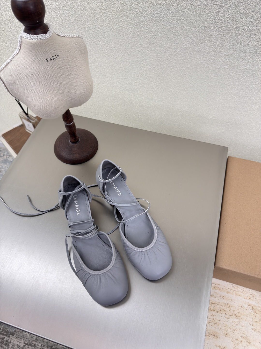 NO:227148,Mid-heeled leather Roman straps Lambskin Lemaire from Paris, France Designer brand Women's shoes Mist blue Leather heel Full of grade Anti-slip sole design Dividing the skin into pieces, with a looming charm. The addition of elastic elements injects more rebellion and strength into the exquisite shoe body, showing a slim but never weak posture. Original leather outsole 35 36 37 38 39 40 (40 customization) Configure original packaging, ballet shoes, sheepskin, Leather soles19860909中跟包裹层皮 罗马绑带 小羊皮 Lemaire 来自法国巴黎 设计师品牌 女鞋 雾蓝色 真皮包跟 档次满满  防滑大底设计 将肌肤分割成块面,有着若隐若现的魅力. 弹力 元素的加入为精致的鞋体注入更多反叛和力量,展现出纤薄但绝不柔弱的姿态. 原版真皮大底 35 36 37 38 39 40（40 定制） 配置原版包装,芭蕾舞鞋,sheepskin,Leather soles,Women's Shoes