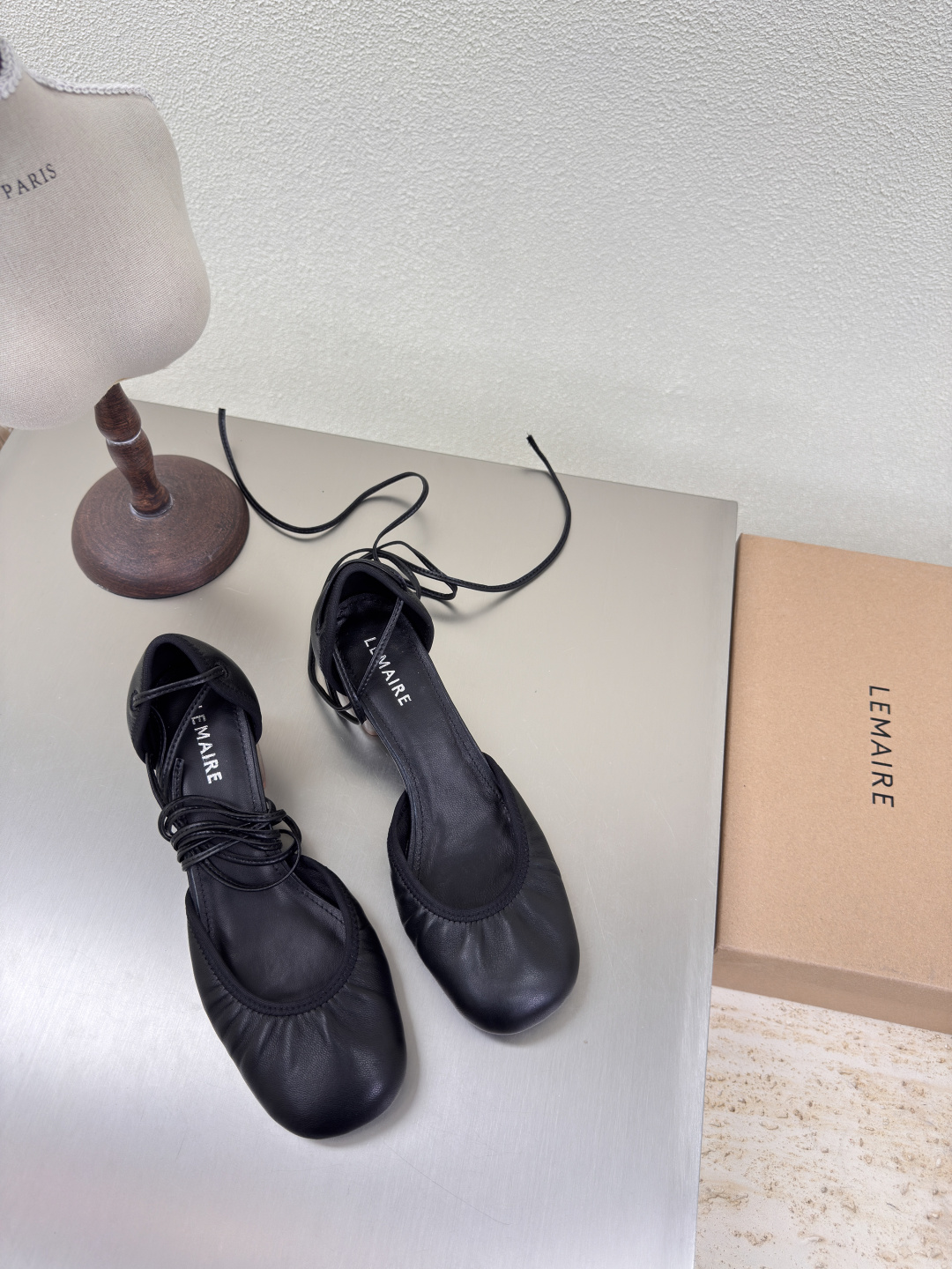 NO:227152,Mid-heeled leather Roman straps Lambskin Lemaire from Paris, France Designer brand Women's shoes Black leather heel Full of grade Anti-slip sole design Dividing the skin into pieces, with a looming charm. The addition of elastic elements injects more rebellion and strength into the exquisite shoe body, showing a slim but never weak posture. Original leather outsole 35 36 37 38 39 40 (40 customization) Configure original packaging, ballet shoes, sheepskin, Leather soles19860909中跟包裹层皮 罗马绑带 小羊皮 Lemaire 来自法国巴黎 设计师品牌 女鞋 黑色 真皮包跟 档次满满  防滑大底设计 将肌肤分割成块面,有着若隐若现的魅力. 弹力 元素的加入为精致的鞋体注入更多反叛和力量,展现出纤薄但绝不柔弱的姿态. 原版真皮大底 35 36 37 38 39 40（40 定制） 配置原版包装,芭蕾舞鞋,sheepskin,Leather soles,Women's Shoes