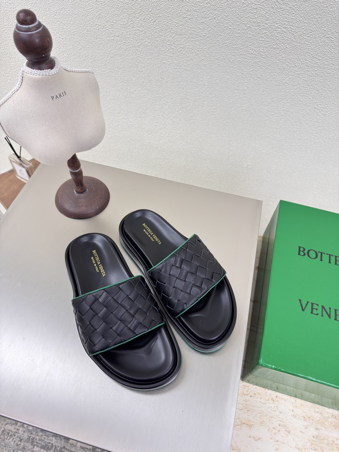 NO:227103,BV men's hand-woven slippers One piece of test slippers 15mm level woven single shoes genuine leather hand-woven black green edge knit this classic model is the latest bv ceiling, two colors versatile, simple piece of leather 15mm pull strips, hand-woven, high-end, high-end fabric with high-quality calfskin, footbed sheepskin inner comfortable and high-end, outsole with Italian leather outsole & injection rubber process, light dyeing process, benchmarking and matching version, original packaging, shoe bags with glue printing logo technology, market top end, hot melt glue toe, heel, easy to rebound and not deform, upper car line is Italian computer needle truck, fine workmanship, original packaging, treat customers sincerely 39 40 41 42 43 Give 45 (39 45  Customized), slippers, sandals, bottega veneta, sandals, slippers, cowhide, sheepskin, Leather soles19860909BV 男款手工编织拖鞋 一片试拖鞋 15 毫米级 编织单鞋 真皮手工编织  黑色 绿边 编织 这款经典款 简直bv最新天花板啦 双色彩色百搭  简约一块皮15毫米抽条  手工编织而成 高档舒适 面料选用优质小牛皮 垫脚羊皮内里舒适高端 大底选用意大利真皮大底&注塑橡胶工艺 运用轻染工艺 对标对版 选用原版包装 鞋子布袋采用印胶logo工艺 市场最高端 采用热熔胶定型鞋头 后跟 易回弹不变形  鞋面车线选用意大利电脑针车 做工精细 选用原版包装 真心对待客人  39 40 41 42 43 给个45 （39 45 定制）,拖鞋凉鞋,bottega veneta,sandals,slippers,cowhide,sheepskin,Leather soles,Women's Shoes