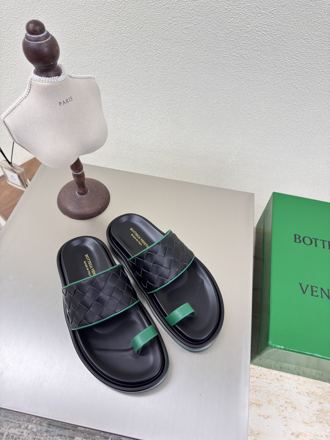 NO:227108,BV men's hand-woven slippers Toe slippers 15mm level woven single shoes genuine leather hand-woven black green edge knit this classic model is simply bv's latest ceiling, two colors and versatile, simple leather 15mm pull strips, hand-woven, high-end, high-end fabric, high-quality calfskin, footbed sheepskin inner comfortable and high-end, outsole is Italian leather outsole & injection rubber process, light dyeing process, benchmarking and matching version, original packaging, shoe bags adopt glue logo process, market top end, hot melt glue toe, heel, easy to rebound and not deform, upper car line is selected from Italian computer needle truck, fine workmanship, original packaging, treat customers sincerely 39 40 41 42 43 Give 45 (39 45  Customized), slippers, sandals, bottega veneta, sandals, slippers, cowhide, sheepskin, Leather soles19860909BV 男款手工编织拖鞋 套趾拖鞋 15 毫米级 编织单鞋 真皮手工编织  黑色 绿边 编织 这款经典款 简直bv最新天花板啦 双色彩色百搭  简约一块皮15毫米抽条  手工编织而成 高档舒适 面料选用优质小牛皮 垫脚羊皮内里舒适高端 大底选用意大利真皮大底&注塑橡胶工艺 运用轻染工艺 对标对版 选用原版包装 鞋子布袋采用印胶logo工艺 市场最高端 采用热熔胶定型鞋头 后跟 易回弹不变形  鞋面车线选用意大利电脑针车 做工精细 选用原版包装 真心对待客人  39 40 41 42 43 给个45 （39 45 定制）,拖鞋凉鞋,bottega veneta,sandals,slippers,cowhide,sheepskin,Leather soles,Women's Shoes