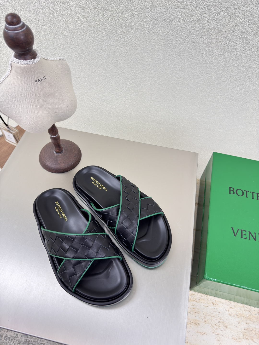 NO:227115,BV men's hand-woven slippers Cross-band 15mm level woven single shoes genuine leather hand-woven black green edge knit this classic model is simply the latest bv ceiling, two colors and versatile, simple piece of leather 15mm strips hand-woven, high-end, comfortable, high-quality calfskin, footbed sheepskin inner comfortable and high-end, the sole is Italian leather outsole & injection rubber process, light dyeing process, benchmark and matching version, original packaging, shoe bags adopt glue logo process, the highest end, the market is hot melt glue to shape the toe, heel, easy to rebound and not deform, the upper car line is Italian computer needle truck, fine workmanship, original packaging, treat customers sincerely 39 40 41 42 43 Give 45 (39 45  Customized), slippers, sandals, bottega veneta, sandals, slippers, cowhide, sheepskin, Leather soles19860909BV 男款手工编织拖鞋 交叉带 15 毫米级 编织单鞋 真皮手工编织  黑色 绿边 编织 这款经典款 简直bv最新天花板啦 双色彩色百搭  简约一块皮15毫米抽条  手工编织而成 高档舒适 面料选用优质小牛皮 垫脚羊皮内里舒适高端 大底选用意大利真皮大底&注塑橡胶工艺 运用轻染工艺 对标对版 选用原版包装 鞋子布袋采用印胶logo工艺 市场最高端 采用热熔胶定型鞋头 后跟 易回弹不变形  鞋面车线选用意大利电脑针车 做工精细 选用原版包装 真心对待客人  39 40 41 42 43 给个45 （39 45 定制）,拖鞋凉鞋,bottega veneta,sandals,slippers,cowhide,sheepskin,Leather soles,Women's Shoes