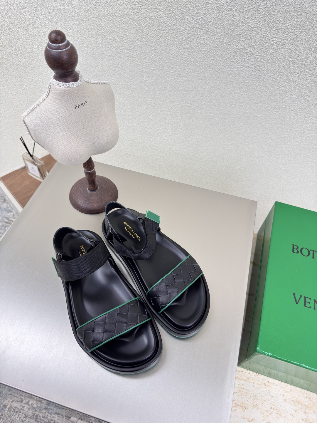 NO:227117,BV men's hand-woven slippers Beach trails 15mm level woven single shoes genuine leather hand-woven black green edges knit this classic model is simply the latest bv ceiling. Two-color versatile. Simple piece of leather 15mm pull strips. Hand-woven. High-end comfort. High-quality calfskin. Floor-up sheepskin inner comfortable and high-end. The sole is Italian leather outsole & injection rubber process. Light dyeing process. Benchmarked. Use original packaging. Shoe bags are printed with glue logo process. The highest end of the market. Use hot melt glue toe. The heel is easy to rebound and does not deform. The upper line is Italian computer needle truck. Fine workmanship. Use original packaging. Treat customers sincerely. 39 40 41 42 43 Give 45 (39 45  Customized), slippers, sandals, bottega veneta, sandals, slippers, cowhide, sheepskin, Leather soles19860909BV 男款手工编织拖鞋 沙滩拖 15 毫米级 编织单鞋 真皮手工编织  黑色 绿边 编织 这款经典款 简直bv最新天花板啦 双色彩色百搭  简约一块皮15毫米抽条  手工编织而成 高档舒适 面料选用优质小牛皮 垫脚羊皮内里舒适高端 大底选用意大利真皮大底&注塑橡胶工艺 运用轻染工艺 对标对版 选用原版包装 鞋子布袋采用印胶logo工艺 市场最高端 采用热熔胶定型鞋头 后跟 易回弹不变形  鞋面车线选用意大利电脑针车 做工精细 选用原版包装 真心对待客人  39 40 41 42 43 给个45 （39 45 定制）,拖鞋凉鞋,bottega veneta,sandals,slippers,cowhide,sheepskin,Leather soles,Women's Shoes