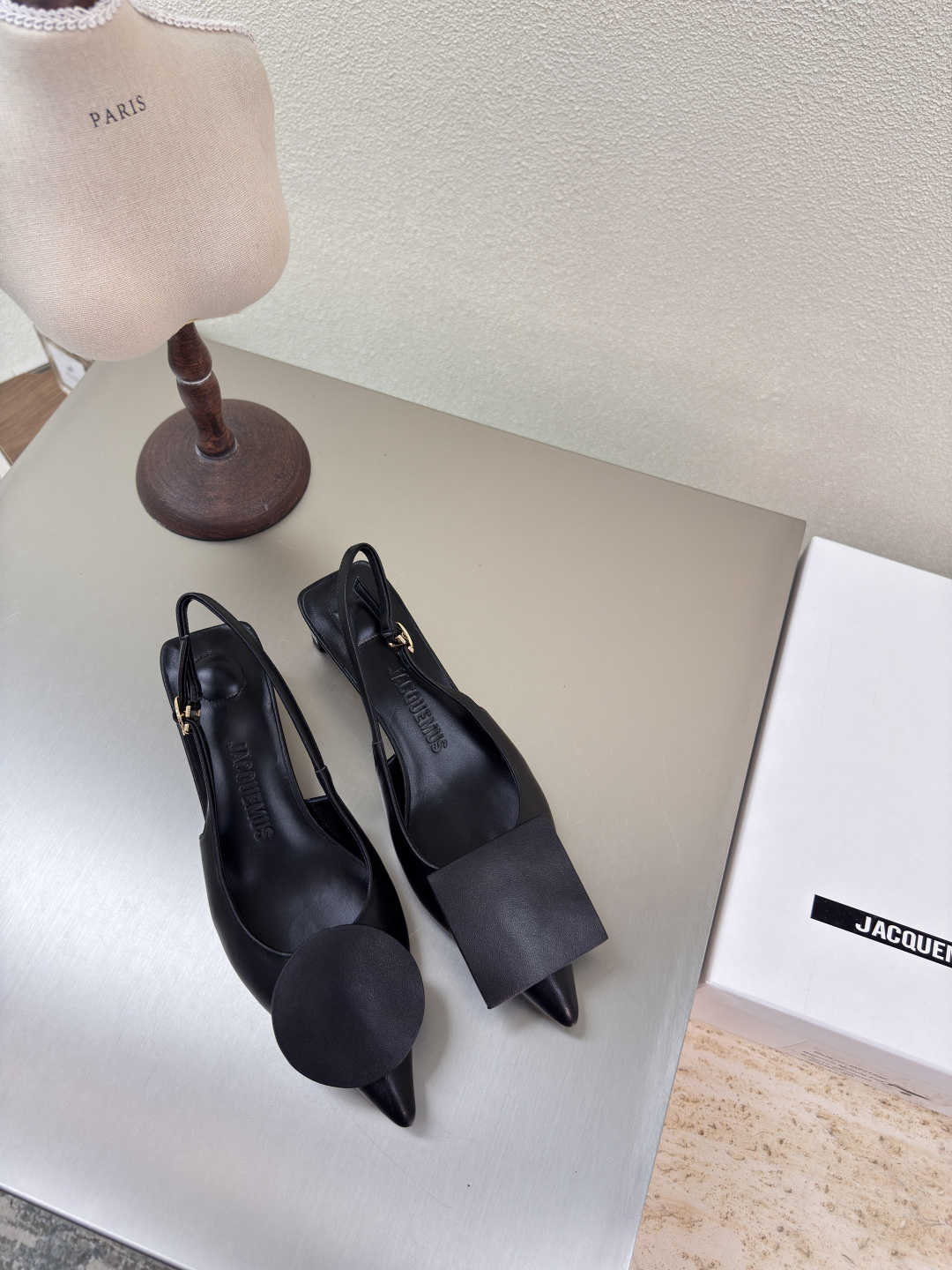 NO:255662,Jacquemus25ss pointed toe geometric pattern Geometric pattern Decorative Back shoe Black Personality Highlighted Style ———————————————————————————————————— Fabric Calfskin Inner Lambskin Outsole Italian leather outsole Size 35 36 37 38 39 40 41, Sandals, sandals, cowhide, sheepskin, Leather soles19860909Jacquemus25ss尖头几何图案 几何图案 装饰 后空鞋 黑色 个性突出 鲜明格调  ————————————— 面料 小牛皮 内里 小羊皮 大底 意大利真皮大底 码数 35 36 37 38 39 40 41,凉鞋,sandals,cowhide,sheepskin,Leather soles,Women's Shoes