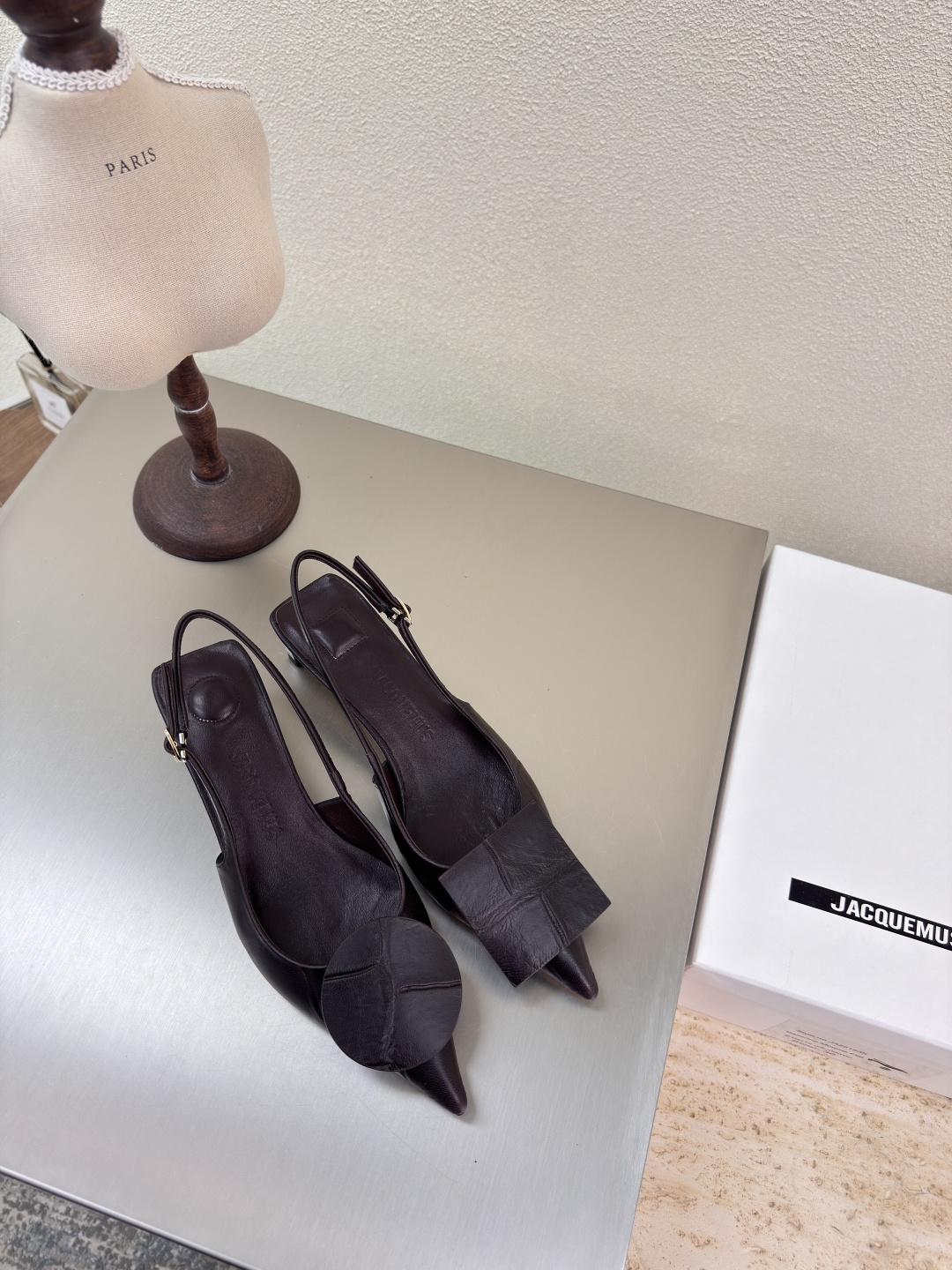 NO:255666,Jacquemus25ss pointed toe geometric pattern Geometric pattern Decorative empty shoes Coffee color High personality Bright style —————————————————————————————————— Fabric Calfskin Inner Lambskin Outsole Italian leather outsole Size 35 36 37 38 39 40 41, Sandals, sandals, cowhide, sheepskin, Leather soles19860909Jacquemus25ss尖头几何图案 几何图案 装饰 后空鞋 咖啡色 个性突出 鲜明格调  ————————————— 面料 小牛皮 内里 小羊皮 大底 意大利真皮大底 码数 35 36 37 38 39 40 41,凉鞋,sandals,cowhide,sheepskin,Leather soles,Women's Shoes