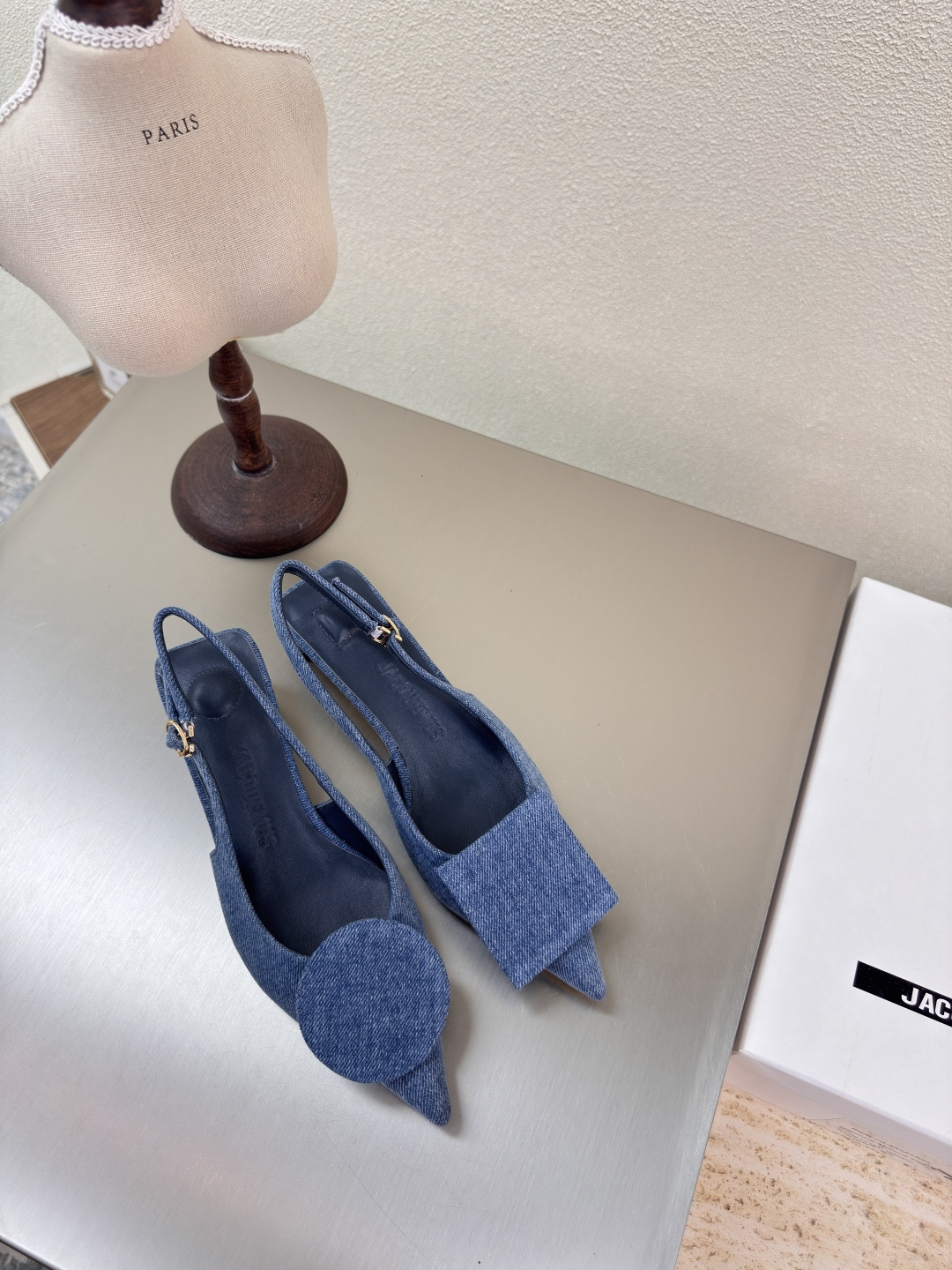 NO:255672,Jacquemus25ss pointed toe geometric pattern Geometric pattern Decorative empty shoes Blue denim Prominent personality Bright style ————————————————————————————————————— Fabric Calfskin Inner Lambskin Outsole Italian leather outsole Size 35 36 37 38 39 40 41, Sandals, sandals, cowhide, sheepskin, Leather soles19860909Jacquemus25ss尖头几何图案 几何图案 装饰 后空鞋 蓝色牛仔布 个性突出 鲜明格调  ————————————— 面料 小牛皮 内里 小羊皮 大底 意大利真皮大底 码数 35 36 37 38 39 40 41,凉鞋,sandals,cowhide,sheepskin,Leather soles,Women's Shoes