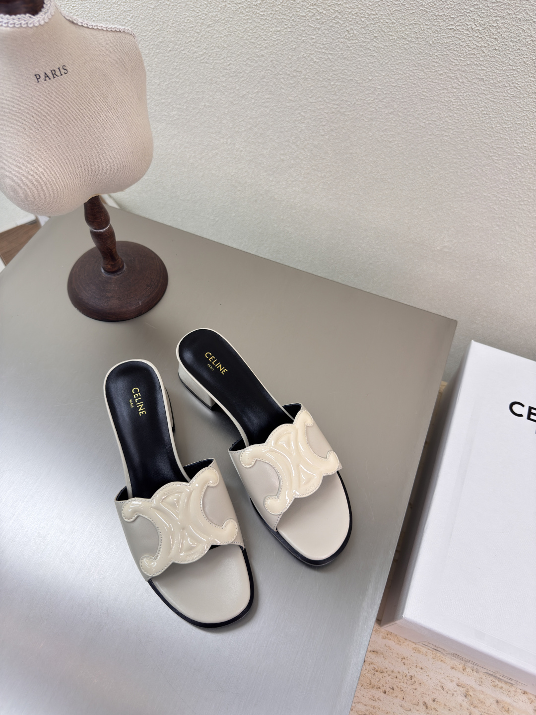 NO:255654,Slippers, seal Arc de Triomphe logo CELINE exclusive Arc de Triomphe series, slippers, celin family element design, seal logo logo logo beige, calf patent leather, stamped and stamped, and the body feels very good. Benchmarked version, inner lambskin, original design, midsole, original consistent, fixed midsole, original consistent leather outsole, clear, three-dimensional, small details, see great focus, original consistent fabric, configuration original packaging 35 36 37 38 39 40 41 4041 Customized size, super beautiful, super age-reducing, slippers, celine, celine, slippers, sheepskin, Leather soles19860909拖鞋 钢印凯旋门logo CELINE 专属 凯旋门系列 拖鞋   赛琳 家族元素设计 钢印logo logo   米白 小牛漆皮 钢印压模而成立体感十足 对标对版   内里小羊皮  原版设计 中底选用原版一致 定型中底  原版一致真皮大底 清晰 立体  小细节见大专注  原版一致面料  配置原版包装  35 36 37 38 39 40 41  4041 码定制 超级美 超级减龄,拖鞋,celine,celine,slippers,sheepskin,Leather soles,Women's Shoes