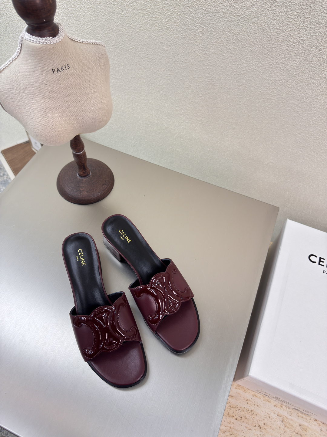 NO:255656,Slippers, seal Arc de Triomphe logo CELINE exclusive Arc de Triomphe series, slippers, celin family element design, seal logo logo, burgundy, calf patent leather, stamped and stamped, and the body feels very good, benchmarking, inner lambskin, original design, midsole, original consistent, fixed midsole, original consistent leather outsole, clear, three-dimensional, small details, see great focus, original consistent fabric, configuration original packaging 35 36 37 38 39 40 41 4041 Customized size, super beautiful, super age-reducing, slippers, celine, celine, slippers, sheepskin, Leather soles19860909拖鞋 钢印凯旋门logo CELINE 专属 凯旋门系列 拖鞋   赛琳 家族元素设计 钢印logo logo   酒红色 小牛漆皮 钢印压模而成立体感十足 对标对版   内里小羊皮  原版设计 中底选用原版一致 定型中底  原版一致真皮大底 清晰 立体  小细节见大专注  原版一致面料  配置原版包装  35 36 37 38 39 40 41  4041 码定制 超级美 超级减龄,拖鞋,celine,celine,slippers,sheepskin,Leather soles,Women's Shoes