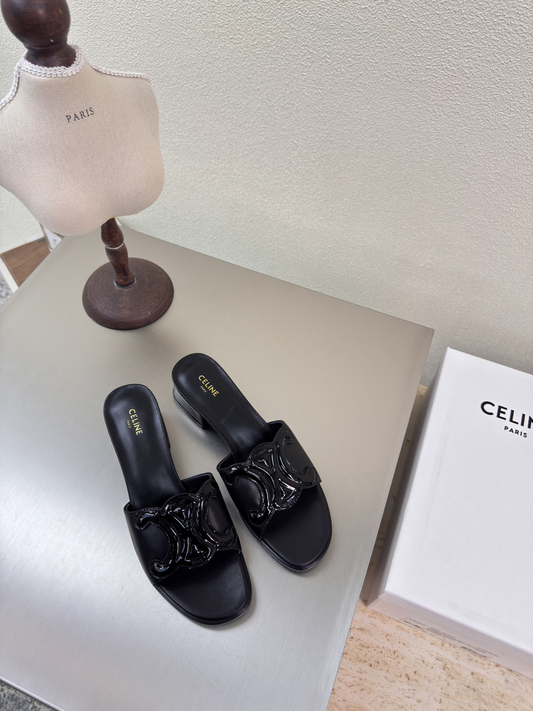 NO:255659,Slippers, seal Arc de Triomphe logo CELINE exclusive Arc de Triomphe series, slippers, celin family element design, seal logo logo logo black, calf patent leather, stamped and stamped, and the body feels very good. Benchmarked version, inner lambskin, original design, midsole, original consistent, fixed midsole, original consistent leather outsole, clear, three-dimensional, small details, big focus, original consistent fabric, configuration, original packaging 35 36 37 38 39 40 41 4041 Customized size, super beautiful, super age-reducing, slippers, celine, celine, slippers, sheepskin, Leather soles19860909拖鞋 钢印凯旋门logo CELINE 专属 凯旋门系列 拖鞋   赛琳 家族元素设计 钢印logo logo   黑色 小牛漆皮 钢印压模而成立体感十足 对标对版   内里小羊皮  原版设计 中底选用原版一致 定型中底  原版一致真皮大底 清晰 立体  小细节见大专注  原版一致面料  配置原版包装  35 36 37 38 39 40 41  4041 码定制 超级美 超级减龄,拖鞋,celine,celine,slippers,sheepskin,Leather soles,Women's Shoes