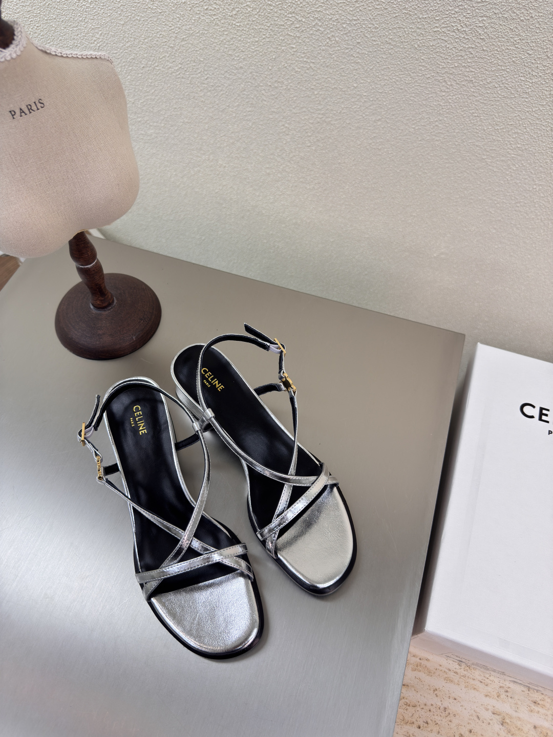 NO:255650,Mid-heeled striped sandals Steel-print Arc de Triomphe logo CELINE exclusive Arc de Triomphe series Slippers Celine Family element design Steel-print logo logo Silver metal cowhide stamped and established with a full sense of body Benchmarked version Behind version Lambskin Original design Midsole Choose original consistent version Setting midsole Original consistent leather outsole Clear three-dimensional Small details See great focus Original consistent fabric Configuration original packaging 35 36 37 38 39 40 41 4041 Customized size Super beautiful Super age-reducing, sandals, celine, celine, sandals, slippers, cowhide, sheepskin, Leather soles19860909中跟 条带凉鞋 钢印凯旋门logo CELINE 专属 凯旋门系列 拖鞋   赛琳 家族元素设计 钢印logo logo   银色金属牛皮 钢印压模而成立体感十足 对标对版   内里小羊皮  原版设计 中底选用原版一致 定型中底  原版一致真皮大底 清晰 立体  小细节见大专注  原版一致面料  配置原版包装  35 36 37 38 39 40 41  4041 码定制 超级美 超级减龄,凉鞋,celine,celine,sandals,slippers,cowhide,sheepskin,Leather soles,Women's Shoes