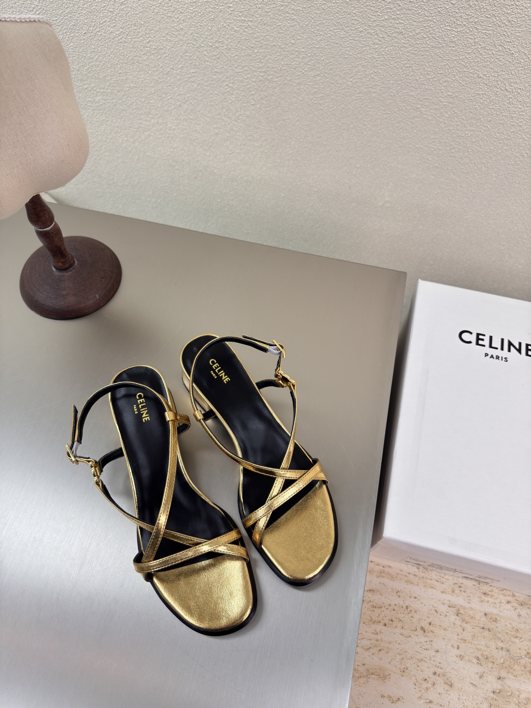 NO:255646,Mid-heeled striped sandals Steel-print Arc de Triomphe logo CELINE exclusive Arc de Triomphe series Slippers Celine Family element design Steel-print logo logo Gold Metal cowhide stamped and established with a full sense of body Benchmarked version Behind version Lambskin Original design Midsole Choose original consistent version Setting midsole Original consistent leather outsole Clear three-dimensional Small details See great focus Original consistent fabric Configuration original packaging 35 36 37 38 39 40 41 4041 Customized size Super beautiful Super age-reducing, sandals, celine, celine, sandals, slippers, cowhide, sheepskin, Leather soles19860909中跟 条带凉鞋 钢印凯旋门logo CELINE 专属 凯旋门系列 拖鞋   赛琳 家族元素设计 钢印logo logo   金色 金属牛皮 钢印压模而成立体感十足 对标对版   内里小羊皮  原版设计 中底选用原版一致 定型中底  原版一致真皮大底 清晰 立体  小细节见大专注  原版一致面料  配置原版包装  35 36 37 38 39 40 41  4041 码定制 超级美 超级减龄,凉鞋,celine,celine,sandals,slippers,cowhide,sheepskin,Leather soles,Women's Shoes