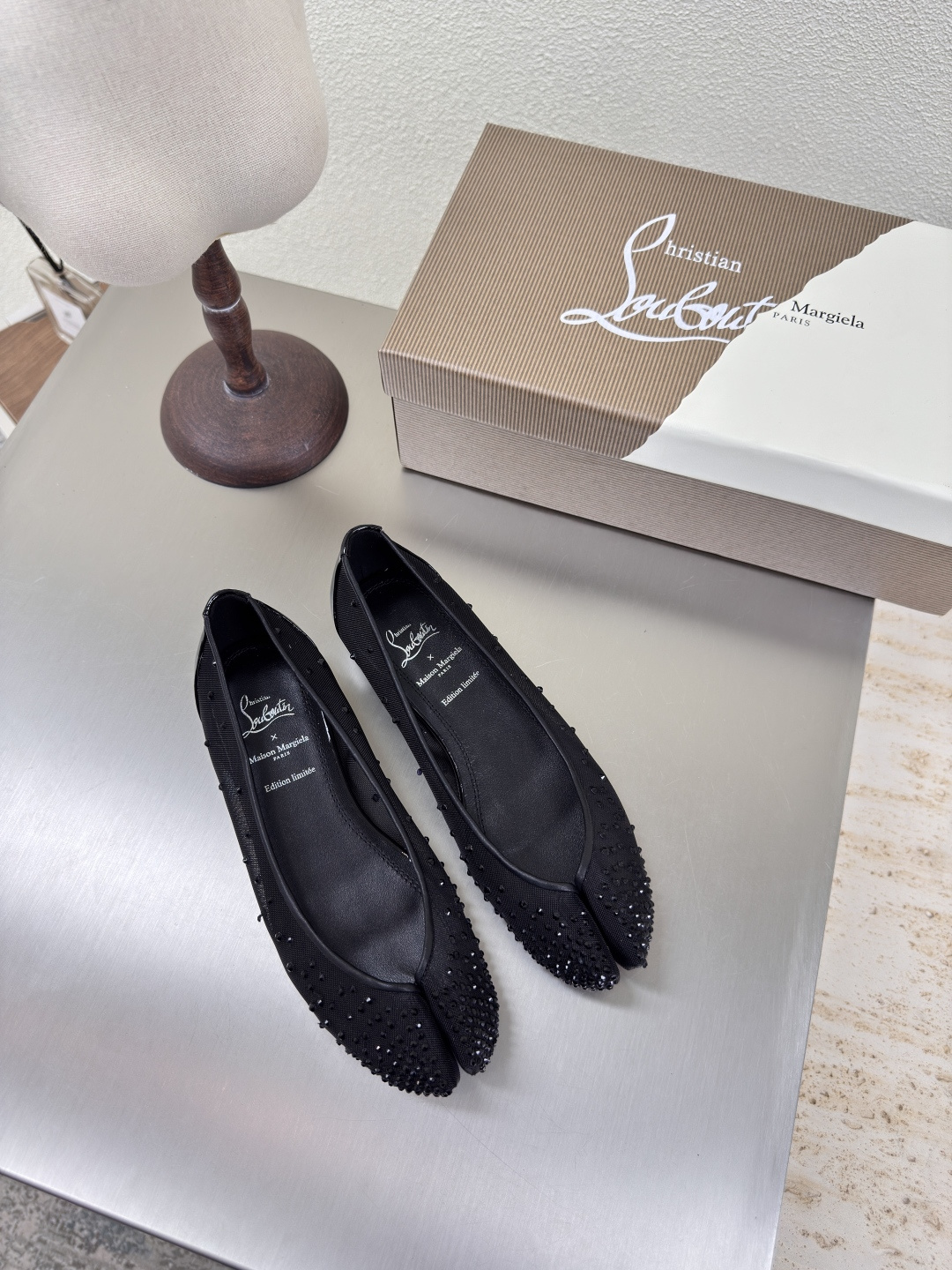 NO:255483,Mesh diamond series CL× MM6 Maison Margiela Co-branded split-toe shoes MM6 Maison Margiela Original mesh material First computer show the points and then hand-held diamonds Pairing craft Original consistent sole (original is rubber sole) can be paired with counter hot fashion style Black Mm6 Maison Margiela's experiment starts from the functionalist deconstruction aesthetic, unexpected playful and avant-garde interpretation, changeable simple style tailoring, presenting an extremely creative fashion experimental style. Comfortable and delicate High-end version The rebellious and low-key Mm6 Maison Marqiela has released a new model, fashionable shoes with pragmatism as the core of the design. The avant-garde design is similar to the main line Tabi split-toe styling design, with the top layer cowhide upper and water dyed cowhide inner  The neat upper design is modern and fashionable, and it can also become one of the most practical items for daily wardrobe wear! The outsole uses the original uniform outsole with digital heel 35 36 37 38 39 40 41 42 (40 41 customization), split-toe shoes, christian louboutin,masion margiela,masion margiela,cowhide19860909网钻系列 CL× MM6 马吉拉 联名款分趾鞋 MM6 Maison Margiela  原版网面材质 先电脑秀出点位 而后手工烫钻石 对版工艺 原版一致大底（原版即为橡胶材质大底）可专柜对版 大热时尚风格 黑色 Mm6 Maison Margiela的实验性从功能主义的解构美学出发,意想不到的玩味和前卫演绎,多变的简约风格剪裁,呈现创意无比的时装实验造型. 舒服细腻  高端对版  反叛又低调的Mm6 Maison Marqiela再出新款,以实用主义为设计核心的时髦鞋履. 前卫的设计与主线的Tabi分趾造型设计有着异曲同工 搭配头层牛皮鞋面,水染牛皮内里 利落的鞋面设计,摩登时髦的同时也可以成为日常衣橱非常实穿的单品之一! 大底选用原版一致大底 搭配数字跟 35 36 37 38 39 40 41 42 (40 41 定制),分趾鞋,christian louboutin,masion margiela,masion margiela,cowhide,Women's Shoes