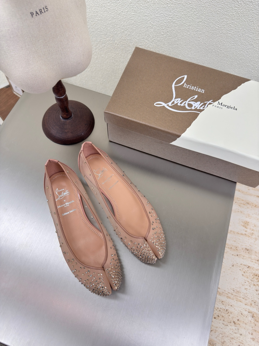 NO:255457,Mesh diamond series CL× MM6 Maison Margiela Co-branded split-toe shoes MM6 Maison Margiela Original mesh material First computer show the points and then hand-held diamonds Pairing craft Original consistent sole (original is rubber sole) can be paired with counter hot fashion style Apricot Mm6 Maison Margiela's experiment starts from the deconstructive aesthetics of functionalism, unexpected playfulness and avant-garde interpretation, changeable simple style tailoring, presenting an extremely creative fashion experimental style. Comfortable and delicate High-end version The rebellious and low-key Mm6 Maison Marqiela has released a new model, fashionable shoes with pragmatism as the core of the design. The avant-garde design is similar to the main line Tabi split-toe styling design, with the top layer cowhide upper, water dyed cowhide inner  The neat upper design is modern and fashionable, and it can also become one of the most practical items for daily wardrobe wear! The outsole uses the original uniform outsole with digital heel 35 36 37 38 39 40 41 42 (40 41 customization), split-toe shoes, christian louboutin,masion margiela,masion margiela,cowhide19860909网钻系列 CL× MM6 马吉拉 联名款分趾鞋 MM6 Maison Margiela  原版网面材质 先电脑秀出点位 而后手工烫钻石 对版工艺 原版一致大底（原版即为橡胶材质大底）可专柜对版 大热时尚风格 杏色 Mm6 Maison Margiela的实验性从功能主义的解构美学出发,意想不到的玩味和前卫演绎,多变的简约风格剪裁,呈现创意无比的时装实验造型. 舒服细腻  高端对版  反叛又低调的Mm6 Maison Marqiela再出新款,以实用主义为设计核心的时髦鞋履. 前卫的设计与主线的Tabi分趾造型设计有着异曲同工 搭配头层牛皮鞋面,水染牛皮内里 利落的鞋面设计,摩登时髦的同时也可以成为日常衣橱非常实穿的单品之一! 大底选用原版一致大底 搭配数字跟 35 36 37 38 39 40 41 42 (40 41 定制),分趾鞋,christian louboutin,masion margiela,masion margiela,cowhide,Women's Shoes