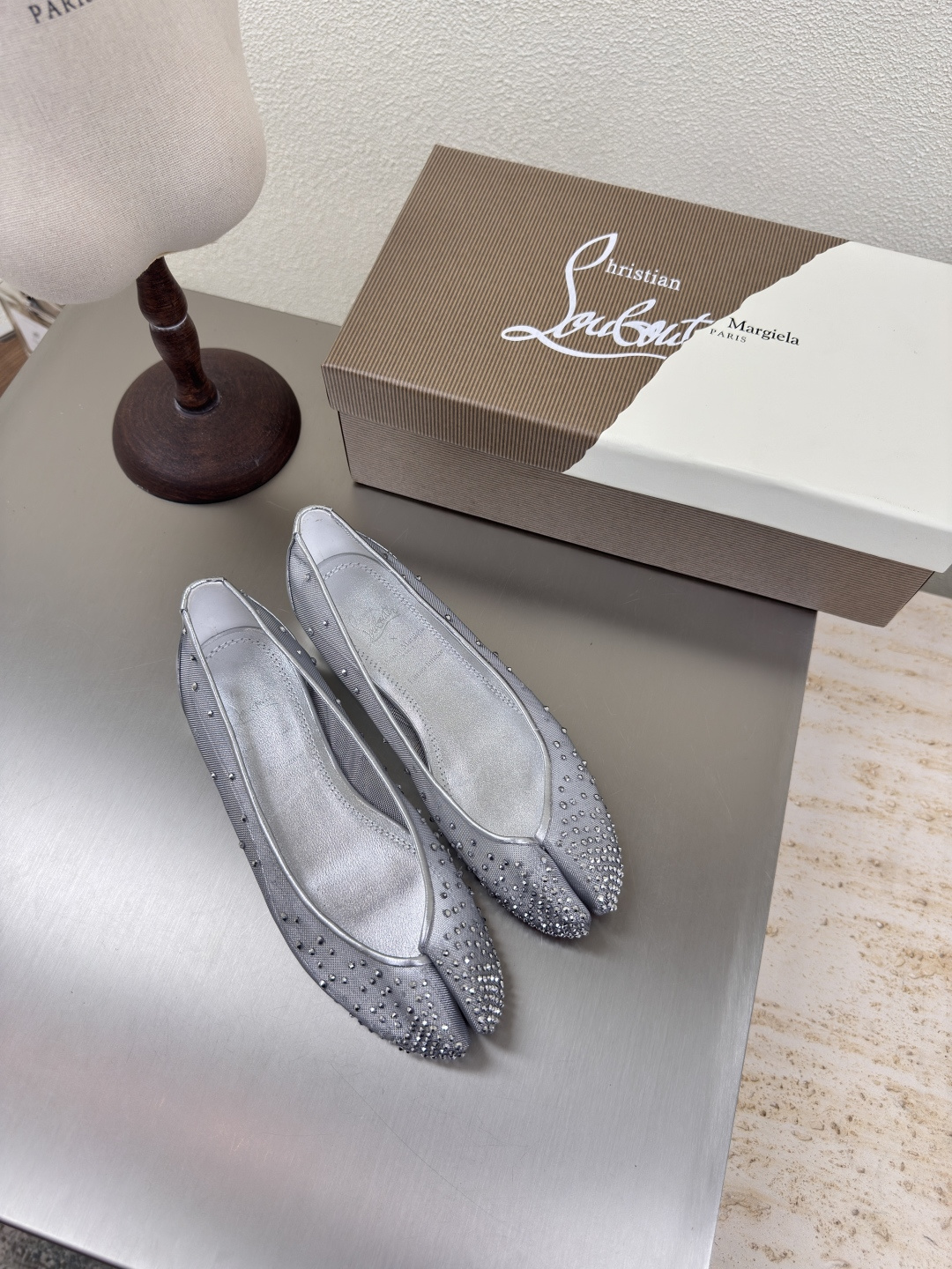 NO:255453,Mesh diamond series CL× MM6 Maison Margiela Co-branded split-toe shoes MM6 Maison Margiela Original mesh material First computer show the points and then hand-held diamonds Pairing craft Original consistent sole (original is rubber sole) can be paired with counter hot fashion style Silver Mm6 Maison Margiela's experiment starts from the functionalist deconstruction aesthetic, unexpected playful and avant-garde interpretation, changeable simple style tailoring, presenting an extremely creative fashion experimental style. Comfortable and delicate High-end version The rebellious and low-key Mm6 Maison Marqiela has released a new model, fashionable shoes with pragmatism as the core of the design. The avant-garde design is similar to the main line Tabi split-toe styling design, with the top layer cowhide upper and water dyed cowhide inner  The neat upper design is modern and fashionable, and it can also become one of the most practical items for daily wardrobe wear! The outsole uses the original uniform outsole with digital heel 35 36 37 38 39 40 41 42 (40 41 customization), split-toe shoes, christian louboutin,masion margiela,masion margiela,cowhide19860909网钻系列 CL× MM6 马吉拉 联名款分趾鞋 MM6 Maison Margiela  原版网面材质 先电脑秀出点位 而后手工烫钻石 对版工艺 原版一致大底（原版即为橡胶材质大底）可专柜对版 大热时尚风格 银色 Mm6 Maison Margiela的实验性从功能主义的解构美学出发,意想不到的玩味和前卫演绎,多变的简约风格剪裁,呈现创意无比的时装实验造型. 舒服细腻  高端对版  反叛又低调的Mm6 Maison Marqiela再出新款,以实用主义为设计核心的时髦鞋履. 前卫的设计与主线的Tabi分趾造型设计有着异曲同工 搭配头层牛皮鞋面,水染牛皮内里 利落的鞋面设计,摩登时髦的同时也可以成为日常衣橱非常实穿的单品之一! 大底选用原版一致大底 搭配数字跟 35 36 37 38 39 40 41 42 (40 41 定制),分趾鞋,christian louboutin,masion margiela,masion margiela,cowhide,Women's Shoes