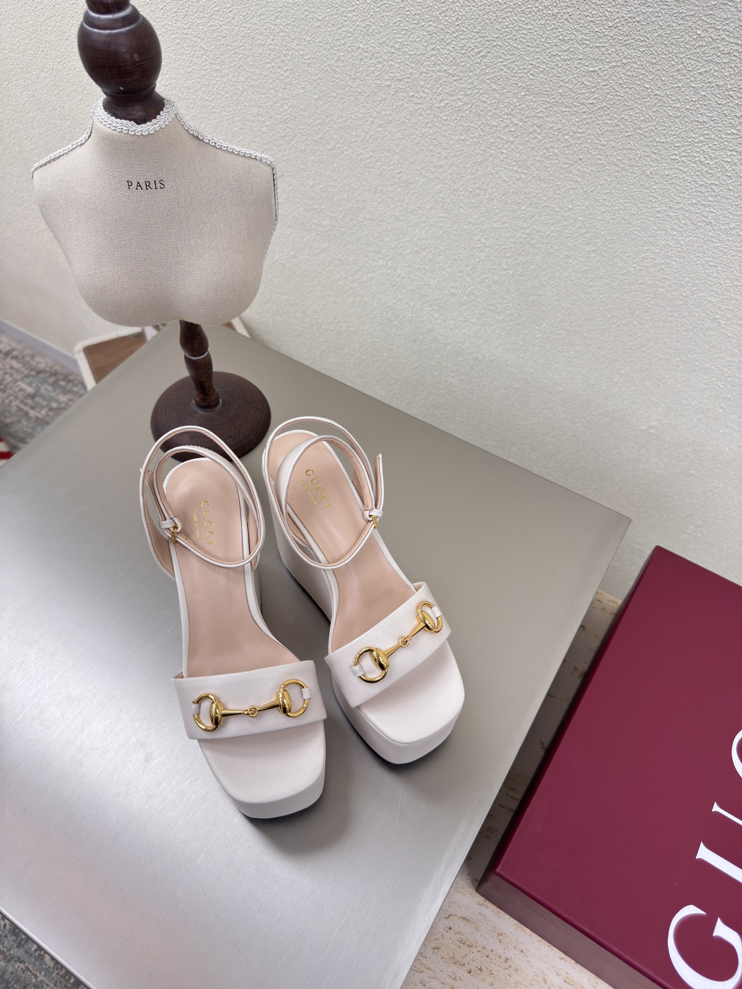 NO:251526,Sponge cake sole saddle sandals Classic logo White GUCCI 2025 Heel height 11 cm, forefoot thickness 5 cm, classic calfskin (with rubber sole can be accepted for orders with excellent price) Shoe style show Gucci Fashion brand logo, with super recognition and high recognition, all products are competing for brands first, then super heel high-ranking GUCCI is also out of date. Guccl Paris fashion show This series interprets the new fashion charm and continues the super high-heel design, which is favored by well-known overseas bloggers and tens of millions of fans and bloggers. It is best-selling at home and abroad and has been out of stock. The top version of candy color matching, face shoe calfskin inner: sheepskin inner Sole shoes: genuine leather original outsole Size: 35 36 37 38 39 40 41 42 (40 41 42 customized)  Packaging: GUCCI full set of original packaging, sandals, christian louboutin, gucci, gucci, sandals, cowhide, sheepskin19860909松糕底 马鞍扣凉鞋 经典logo 白色 GUCCI 2025 跟高 11厘米 前掌厚5厘米 经典小牛皮  （有橡胶底可接单价格优） 走鞋款秀 古驰  时尚的品牌LOGO持加,具有超辨高识度各品大争牌恐先推后出超系跟高列GUCCI不也落伍 Guccl巴黎时装秀场款 此系列演绎全新时尚魅力延续超高跟设计,深得海外知名博主青睐千万粉丝博主倾情演绎,畅销海内外国内已经断货,顶级版本糖果色配 面鞋小牛皮  里内:羊皮内里  底鞋:真皮原版大底 码数:35 36 37 38 39 40 41 42（40 41 42定制） 包装:GUCCI全套原包版装,凉鞋,christian louboutin,gucci,gucci,sandals,cowhide,sheepskin,Women's Shoes