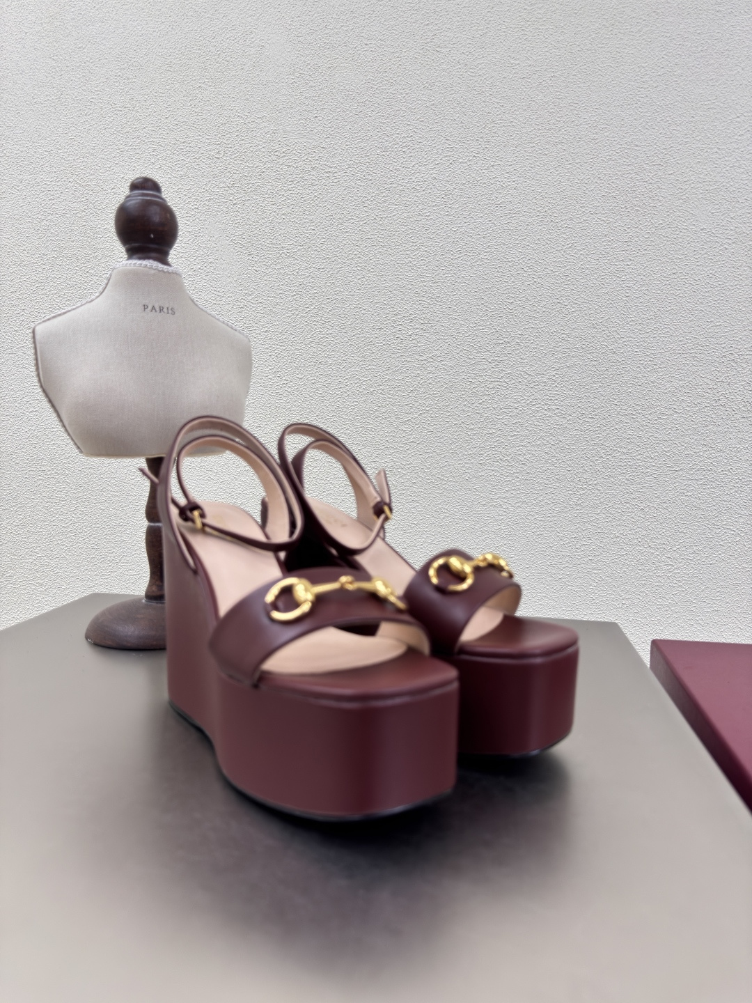 NO:251532,Sponge cake sole saddle sandals Classic logo Burgundy GUCCI 2025 Heel height 11 cm, forefoot thickness 5 cm, classic calfskin (with rubber sole can be accepted for orders with excellent price) Shoe style show Gucci Fashion brand logo, with super recognition and high recognition, all products are competing for brands first, then super heel high-ranking GUCCI is also out of date. Guccl Paris fashion show This series interprets the new fashion charm and continues the super high-heel design, which is favored by well-known overseas bloggers and millions of fans and bloggers. It is best-selling at home and abroad and has been out of stock. The top version of candy color matching, face shoe calfskin inner: sheepskin inner sole shoes: genuine leather original outsole Size: 35 36 37 38 39 40 41 42 (40 41 42 customized)  Packaging: GUCCI full set of original packaging, sandals, christian louboutin, gucci, gucci, sandals, cowhide, sheepskin19860909松糕底 马鞍扣凉鞋 经典logo 酒红色 GUCCI 2025 跟高 11厘米 前掌厚5厘米 经典小牛皮  （有橡胶底可接单价格优） 走鞋款秀 古驰  时尚的品牌LOGO持加,具有超辨高识度各品大争牌恐先推后出超系跟高列GUCCI不也落伍 Guccl巴黎时装秀场款 此系列演绎全新时尚魅力延续超高跟设计,深得海外知名博主青睐千万粉丝博主倾情演绎,畅销海内外国内已经断货,顶级版本糖果色配 面鞋小牛皮  里内:羊皮内里  底鞋:真皮原版大底 码数:35 36 37 38 39 40 41 42（40 41 42定制） 包装:GUCCI全套原包版装,凉鞋,christian louboutin,gucci,gucci,sandals,cowhide,sheepskin,Women's Shoes