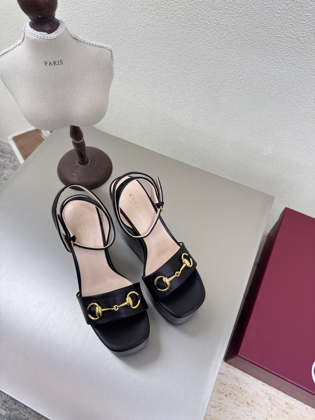 NO:251539,Sponge cake sole saddle sandals Classic logo Black GUCCI 2025 Heel height 11 cm, forefoot thickness 5 cm, classic calfskin (with rubber sole can be accepted for orders with excellent price) Shoe style show Gucci Fashion brand logo, with super recognition and high recognition, all products are competing for brands first, then super heel high-ranking GUCCI is also out of date. Guccl Paris fashion show This series interprets the new fashion charm and continues the super high-heel design, which is favored by well-known overseas bloggers and millions of fans and bloggers. It is best-selling at home and abroad and has been out of stock. The top version of candy color matching, face shoe calfskin inner: sheepskin inner Sole shoes: genuine leather original outsole Size: 35 36 37 38 39 40 41 42 (40 41 42 customized)  Packaging: GUCCI full set of original packaging, sandals, christian louboutin, gucci, gucci, sandals, cowhide, sheepskin19860909松糕底 马鞍扣凉鞋 经典logo 黑色 GUCCI 2025 跟高 11厘米 前掌厚5厘米 经典小牛皮  （有橡胶底可接单价格优） 走鞋款秀 古驰  时尚的品牌LOGO持加,具有超辨高识度各品大争牌恐先推后出超系跟高列GUCCI不也落伍 Guccl巴黎时装秀场款 此系列演绎全新时尚魅力延续超高跟设计,深得海外知名博主青睐千万粉丝博主倾情演绎,畅销海内外国内已经断货,顶级版本糖果色配 面鞋小牛皮  里内:羊皮内里  底鞋:真皮原版大底 码数:35 36 37 38 39 40 41 42（40 41 42定制） 包装:GUCCI全套原包版装,凉鞋,christian louboutin,gucci,gucci,sandals,cowhide,sheepskin,Women's Shoes