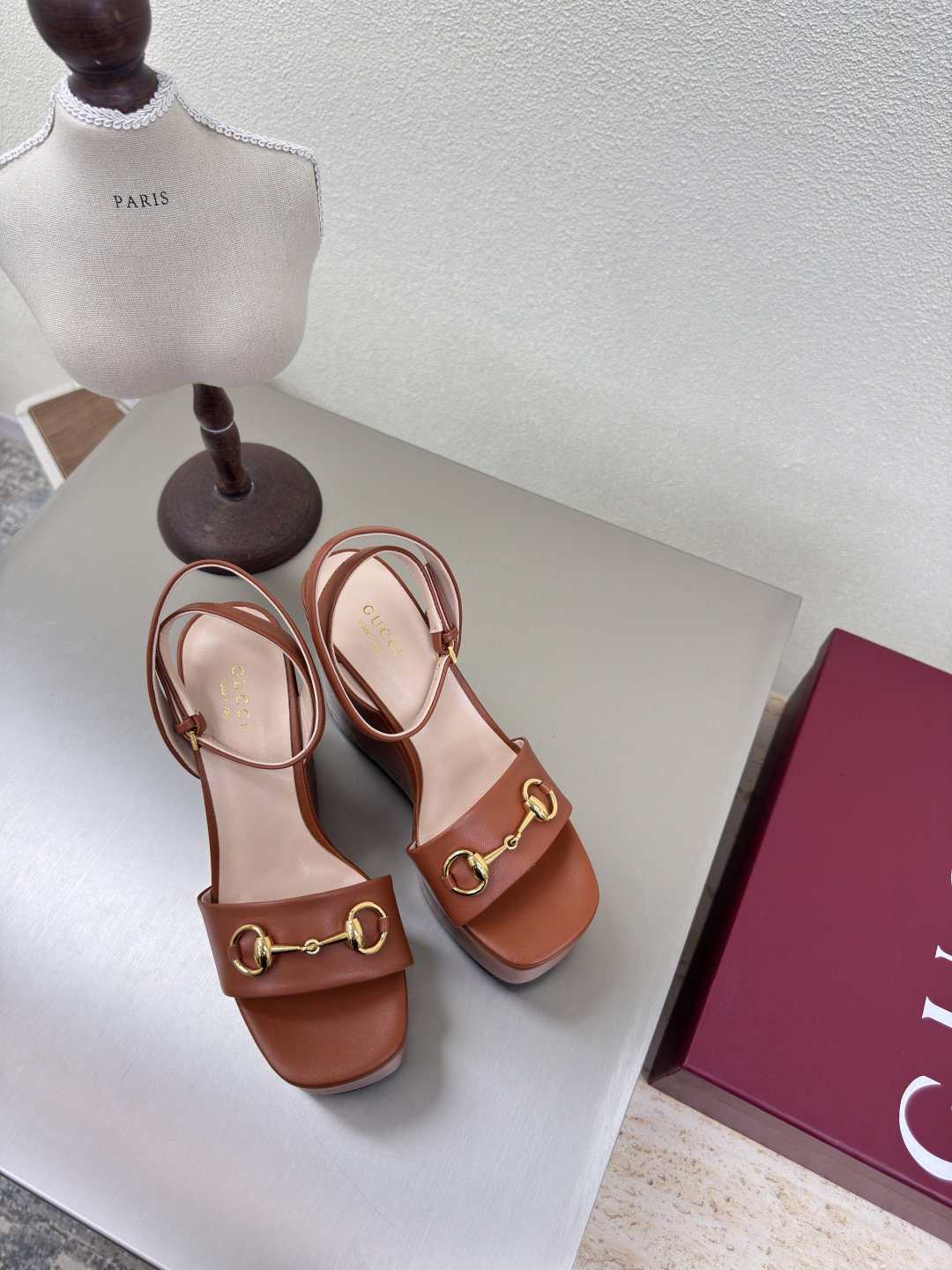 NO:251545,Sponge cake sole saddle sandals Classic logo Brown GUCCI 2025 Heel height 11 cm, forefoot thickness 5 cm, classic calfskin (with rubber sole can be accepted for orders with excellent price) Shoe style show Gucci Fashion brand logo, with super recognition and high recognition, all products are competing for brands first, then super heel high-ranking GUCCI is also out of date. Guccl Paris fashion show This series interprets the new fashion charm and continues the super high-heel design, which is favored by well-known overseas bloggers and millions of fans and bloggers. It is best-selling at home and abroad and has been out of stock. The top version of candy color matching, face shoe calfskin inner: sheepskin inner sole shoes: genuine leather original outsole Size: 35 36 37 38 39 40 41 42 (40 41 42 customized)  Packaging: GUCCI full set of original packaging, sandals, christian louboutin, gucci, gucci, sandals, cowhide, sheepskin19860909松糕底 马鞍扣凉鞋 经典logo 棕色 GUCCI 2025 跟高 11厘米 前掌厚5厘米 经典小牛皮  （有橡胶底可接单价格优） 走鞋款秀 古驰  时尚的品牌LOGO持加,具有超辨高识度各品大争牌恐先推后出超系跟高列GUCCI不也落伍 Guccl巴黎时装秀场款 此系列演绎全新时尚魅力延续超高跟设计,深得海外知名博主青睐千万粉丝博主倾情演绎,畅销海内外国内已经断货,顶级版本糖果色配 面鞋小牛皮  里内:羊皮内里  底鞋:真皮原版大底 码数:35 36 37 38 39 40 41 42（40 41 42定制） 包装:GUCCI全套原包版装,凉鞋,christian louboutin,gucci,gucci,sandals,cowhide,sheepskin,Women's Shoes