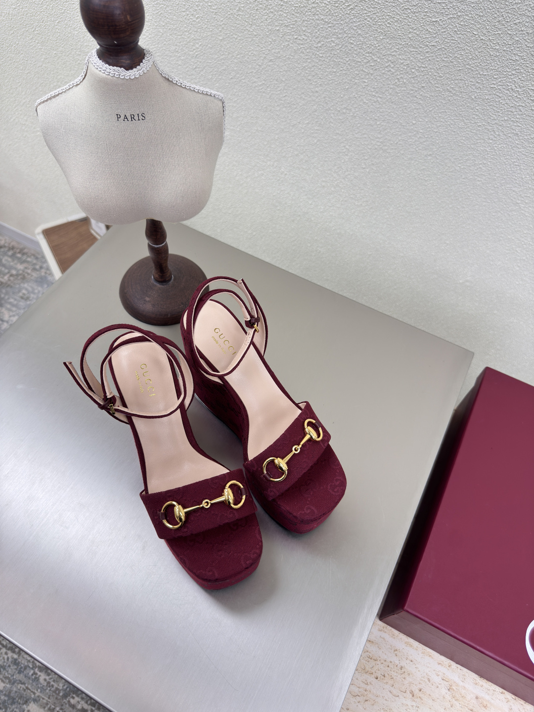NO:251550,Sponge cake sole saddle button sandals Classic logo Burgundy presbyterian GUCCI 2025 Heel height 11 cm, forefoot thickness 5 cm, classic calfskin (with rubber sole can be accepted for orders with excellent price) Shoe style show Gucci Fashion brand logo, with super recognition and high recognition, all products are competing for brands first, then super heel high-ranking GUCCI is not out of date, Guccl Paris fashion show This series interprets the new fashion charm and continues the super high-heel design, favored by well-known overseas bloggers and tens of millions of fans and bloggers, and is best-selling at home and abroad and has been out of stock. The top version of candy color matching, face shoe calfskin inner: sheepskin inner sole shoes: genuine leather original outsole Size: 35 36 37 38 39 40 41 42 (40 41 42 customized)  Packaging: GUCCI full set of original packaging, sandals, christian louboutin, gucci, gucci, sandals, cowhide, sheepskin19860909松糕底 马鞍扣凉鞋 经典logo 酒红色老花GUCCI 2025 跟高 11厘米 前掌厚5厘米 经典小牛皮  （有橡胶底可接单价格优） 走鞋款秀 古驰  时尚的品牌LOGO持加,具有超辨高识度各品大争牌恐先推后出超系跟高列GUCCI不也落伍 Guccl巴黎时装秀场款 此系列演绎全新时尚魅力延续超高跟设计,深得海外知名博主青睐千万粉丝博主倾情演绎,畅销海内外国内已经断货,顶级版本糖果色配 面鞋小牛皮  里内:羊皮内里  底鞋:真皮原版大底 码数:35 36 37 38 39 40 41 42（40 41 42定制） 包装:GUCCI全套原包版装,凉鞋,christian louboutin,gucci,gucci,sandals,cowhide,sheepskin,Women's Shoes