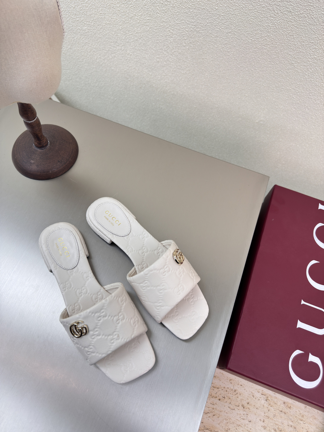 NO:251508,Super soft flat slippers Classic logo White GUCCI 2025 Classic lambskin (with rubber sole can be accepted for orders with excellent price) Shoe model show Gucci Fashion brand logo, with super recognition and high recognition, all products are competing for brands first, then super heel high-ranking GUCCI is also out of date. Guccl Paris fashion show This series interprets the new fashion charm and continues the super high-heel design, which is favored by well-known overseas bloggers and tens of millions of fans and bloggers. It is best-selling at home and abroad and has been out of stock. The top version of candy color matching. Sheepskin inner: sheepskin inner sole shoes: genuine leather original outsole Size: 35 36 37 38 39 40 41 42 (40 41 42 customized) Packaging: GUCCI full set of original packaging, slippers, christian  louboutin,gucci,gucci,slippers,sheepskin19860909超软 平底拖鞋 经典logo 白色 GUCCI 2025  经典小羊皮  （有橡胶底可接单价格优） 走鞋款秀 古驰  时尚的品牌LOGO持加,具有超辨高识度各品大争牌恐先推后出超系跟高列GUCCI不也落伍 Guccl巴黎时装秀场款 此系列演绎全新时尚魅力延续超高跟设计,深得海外知名博主青睐千万粉丝博主倾情演绎,畅销海内外国内已经断货,顶级版本糖果色配 面鞋小羊皮 里内:羊皮内里  底鞋:真皮原版大底 码数:35 36 37 38 39 40 41 42（40 41 42定制） 包装:GUCCI全套原包版装,拖鞋,christian louboutin,gucci,gucci,slippers,sheepskin,Women's Shoes