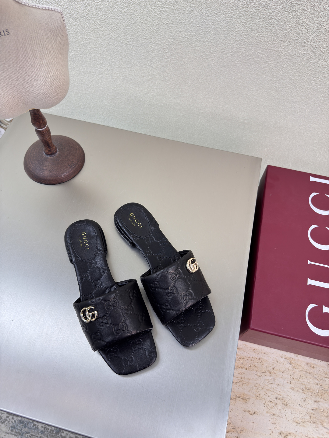 NO:251547,Super soft flat slippers Classic logo Black GUCCI 2025 Classic lambskin (with rubber sole can be accepted for orders with excellent price) Shoe model show Gucci Fashion brand logo, with super recognition and high recognition, all products are competing for brands first, then super heels and high-ranking GUCCI is also out of date. Guccl Paris fashion show This series interprets the new fashion charm and continues the super high-heel design, which is favored by well-known overseas bloggers and tens of millions of fans and bloggers. It is best-selling at home and abroad and has been out of stock. The top version of candy color matching, face shoes, lambskin inner: sheepskin inner sole shoes: genuine leather original outsole Size: 35 36 37 38 39 40 41 42 (40 41 42 customized) Packaging: GUCCI full set of original packaging, slippers, christian  louboutin,gucci,gucci,slippers,sheepskin19860909超软 平底拖鞋 经典logo 黑色 GUCCI 2025  经典小羊皮  （有橡胶底可接单价格优） 走鞋款秀 古驰  时尚的品牌LOGO持加,具有超辨高识度各品大争牌恐先推后出超系跟高列GUCCI不也落伍 Guccl巴黎时装秀场款 此系列演绎全新时尚魅力延续超高跟设计,深得海外知名博主青睐千万粉丝博主倾情演绎,畅销海内外国内已经断货,顶级版本糖果色配 面鞋小羊皮 里内:羊皮内里  底鞋:真皮原版大底 码数:35 36 37 38 39 40 41 42（40 41 42定制） 包装:GUCCI全套原包版装,拖鞋,christian louboutin,gucci,gucci,slippers,sheepskin,Women's Shoes