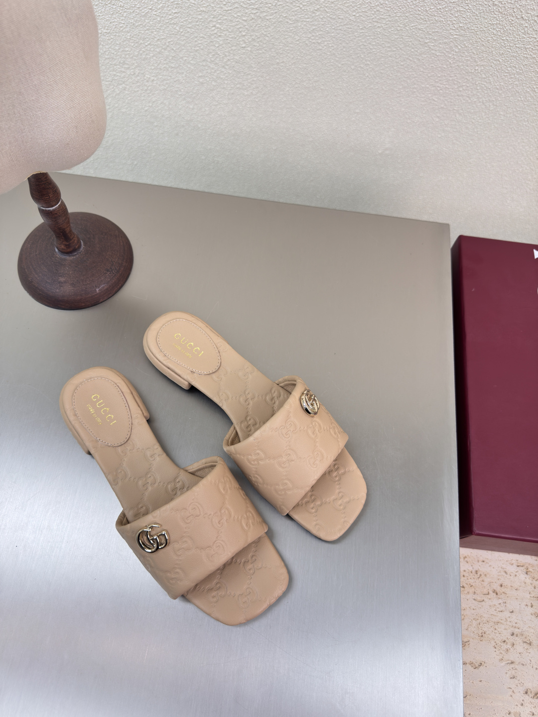 NO:251502,Super soft flat slippers Classic logo Apricot color GUCCI 2025 Classic lambskin (with rubber sole can be accepted for orders with excellent price) Shoe model show Gucci Fashion brand logo, with super recognition and high recognition, all products are competing for brands first, then super heel high-ranking GUCCI is also out of date. Guccl Paris fashion show This series interprets the new fashion charm and continues the super high-heel design, which is favored by well-known overseas bloggers and tens of millions of fans and bloggers. It is best-selling at home and abroad and has been out of stock. The top version of candy color matching, face shoes, lambskin inner: sheepskin inner sole shoes: genuine leather original outsole Size: 35 36 37 38 39 40 41 42 (40 41 42 customized) Packaging: GUCCI full set of original packaging, slippers, christian  louboutin,gucci,gucci,slippers,sheepskin19860909超软 平底拖鞋 经典logo 杏色 GUCCI 2025  经典小羊皮  （有橡胶底可接单价格优） 走鞋款秀 古驰  时尚的品牌LOGO持加,具有超辨高识度各品大争牌恐先推后出超系跟高列GUCCI不也落伍 Guccl巴黎时装秀场款 此系列演绎全新时尚魅力延续超高跟设计,深得海外知名博主青睐千万粉丝博主倾情演绎,畅销海内外国内已经断货,顶级版本糖果色配 面鞋小羊皮 里内:羊皮内里  底鞋:真皮原版大底 码数:35 36 37 38 39 40 41 42（40 41 42定制） 包装:GUCCI全套原包版装,拖鞋,christian louboutin,gucci,gucci,slippers,sheepskin,Women's Shoes