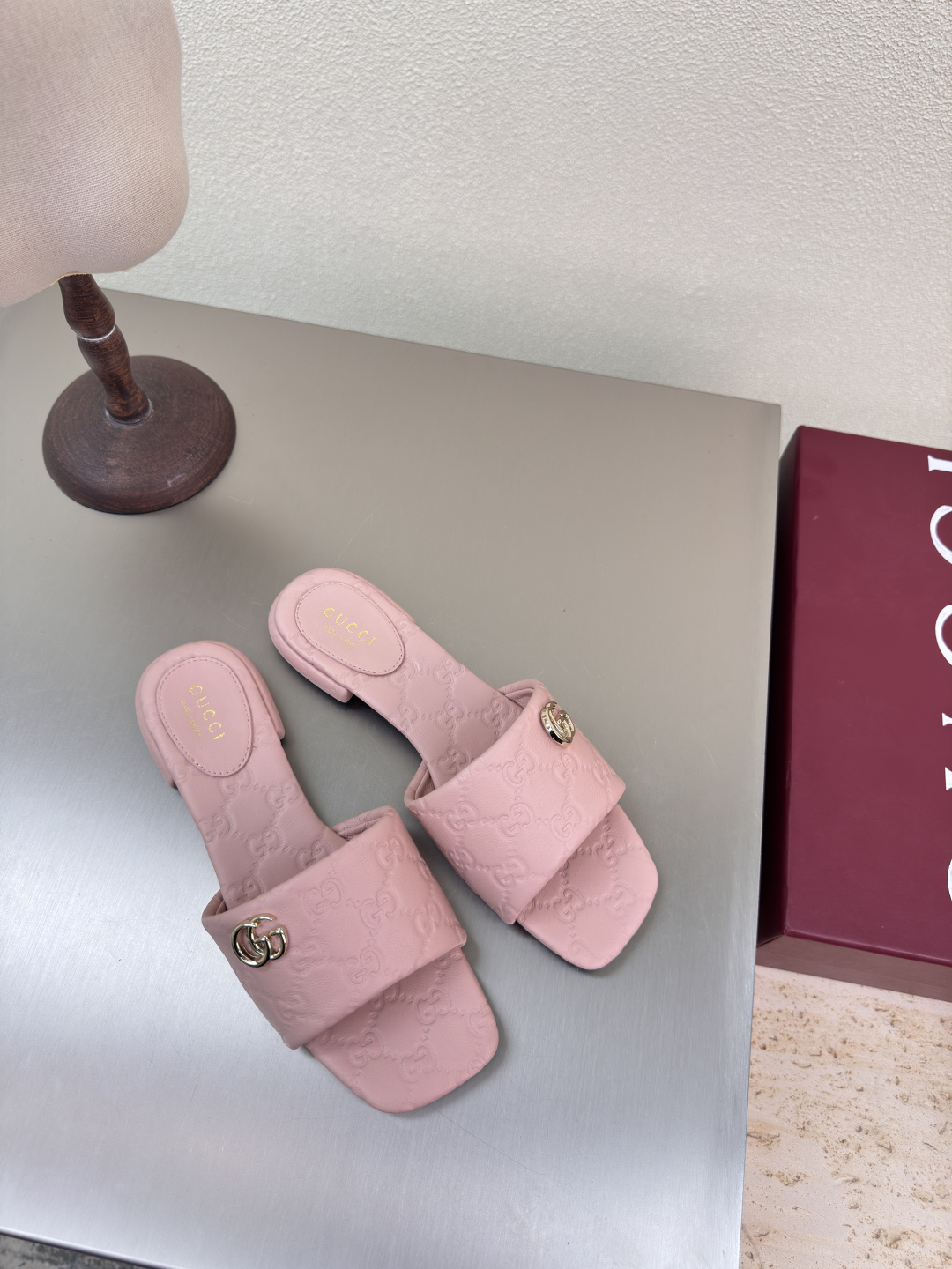 NO:251514,Super soft flat slippers Classic logo Pink GUCCI 2025 Classic lambskin (with rubber sole can be accepted for orders with excellent price) Shoe model show Gucci Fashion brand logo, with super recognition and high recognition, all products are competing for brands first, then super heel high-ranking GUCCI is also out of date. Guccl Paris fashion show This series interprets the new fashion charm and continues the super high-heel design, which is favored by well-known overseas bloggers and tens of millions of fans and bloggers. It is best-selling at home and abroad and has been out of stock. The top version of candy color matching, face shoes, lambskin inner: sheepskin inner sole shoes: genuine leather original outsole Size: 35 36 37 38 39 40 41 42 (40 41 42 customized) Packaging: GUCCI full set of original packaging, slippers, christian  louboutin,gucci,gucci,slippers,sheepskin19860909超软 平底拖鞋 经典logo 粉色 GUCCI 2025  经典小羊皮  （有橡胶底可接单价格优） 走鞋款秀 古驰  时尚的品牌LOGO持加,具有超辨高识度各品大争牌恐先推后出超系跟高列GUCCI不也落伍 Guccl巴黎时装秀场款 此系列演绎全新时尚魅力延续超高跟设计,深得海外知名博主青睐千万粉丝博主倾情演绎,畅销海内外国内已经断货,顶级版本糖果色配 面鞋小羊皮 里内:羊皮内里  底鞋:真皮原版大底 码数:35 36 37 38 39 40 41 42（40 41 42定制） 包装:GUCCI全套原包版装,拖鞋,christian louboutin,gucci,gucci,slippers,sheepskin,Women's Shoes