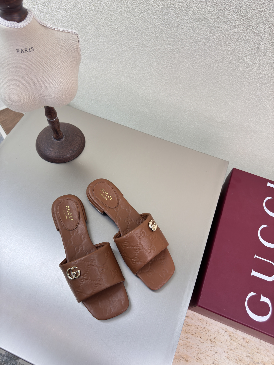 NO:251520,Super soft flat slippers Classic logo Brown GUCCI 2025 Classic lambskin (with rubber sole can be accepted for orders with excellent price) Shoe model show Gucci Fashion brand logo, with super recognition and high recognition, all products are competing for brands first, then super heel high-ranking GUCCI is also out of date. Guccl Paris fashion show This series interprets the new fashion charm and continues the super high-heel design, which is favored by well-known overseas bloggers and tens of millions of fans and bloggers. It is best-selling at home and abroad and has been out of stock. The top version of candy color matching, face shoes, lambskin inner: sheepskin inner sole shoes: genuine leather original outsole Size: 35 36 37 38 39 40 41 42 (40 41 42 customized) Packaging: GUCCI full set of original packaging, slippers, christian  louboutin,gucci,gucci,slippers,sheepskin19860909超软 平底拖鞋 经典logo 棕色 GUCCI 2025  经典小羊皮  （有橡胶底可接单价格优） 走鞋款秀 古驰  时尚的品牌LOGO持加,具有超辨高识度各品大争牌恐先推后出超系跟高列GUCCI不也落伍 Guccl巴黎时装秀场款 此系列演绎全新时尚魅力延续超高跟设计,深得海外知名博主青睐千万粉丝博主倾情演绎,畅销海内外国内已经断货,顶级版本糖果色配 面鞋小羊皮 里内:羊皮内里  底鞋:真皮原版大底 码数:35 36 37 38 39 40 41 42（40 41 42定制） 包装:GUCCI全套原包版装,拖鞋,christian louboutin,gucci,gucci,slippers,sheepskin,Women's Shoes