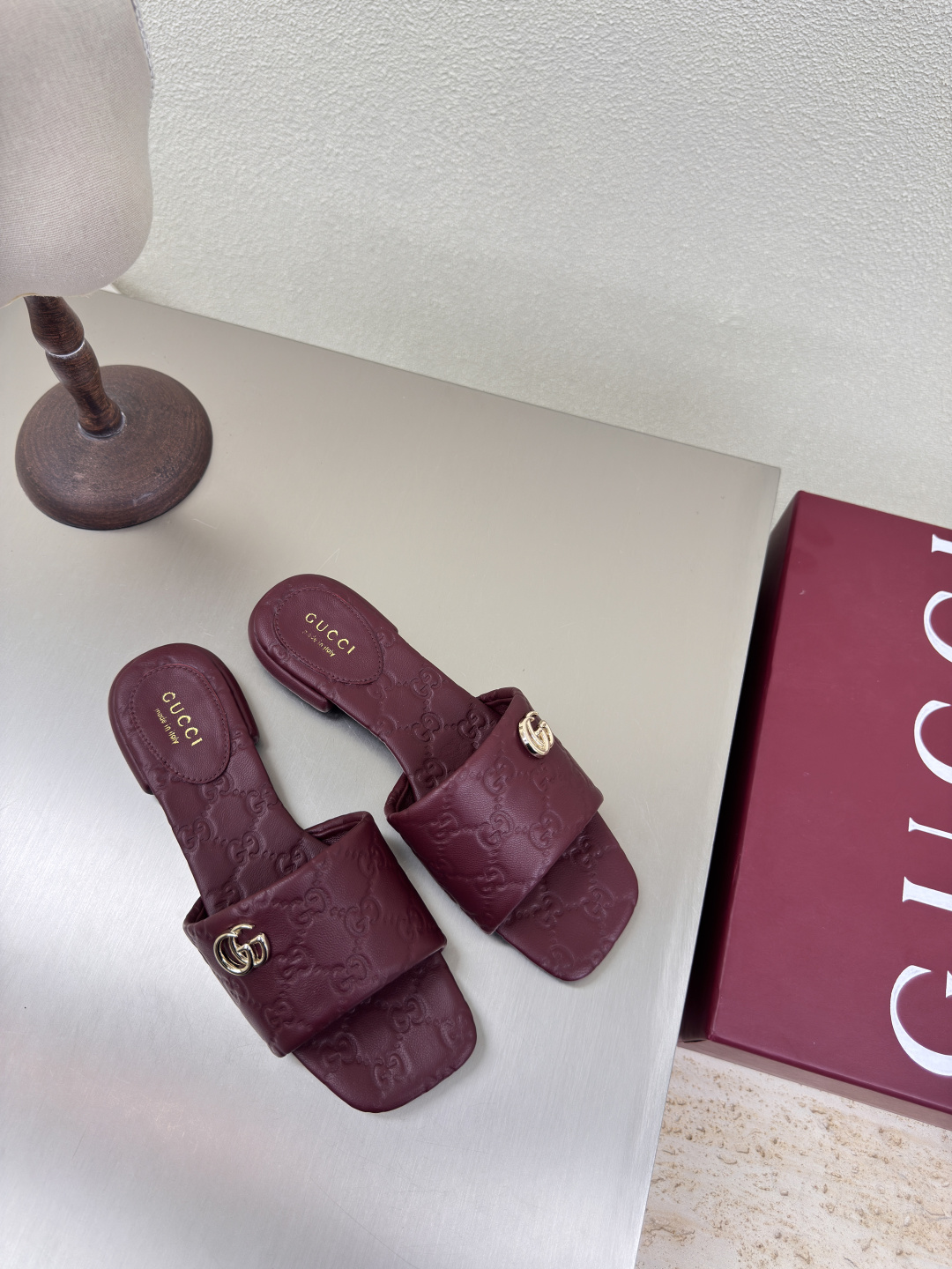 NO:251498,Super soft flat slippers Classic logo Burgundy GUCCI 2025 Classic lambskin (with rubber sole can be accepted for orders with excellent price) Shoe style show Gucci Fashion brand logo, with super recognition and high recognition, all products are competing for brands first, then super heel high-ranking GUCCI is not out of date, Guccl Paris fashion show This series interprets the new fashion charm and continues the super high-heel design, which is favored by well-known overseas bloggers and tens of millions of fans and bloggers. It is best-selling at home and abroad and has been out of stock. The top version of candy color matching, face shoes, lambskin inner: sheepskin inner sole shoes: genuine leather original outsole Size: 35 36 37 38 39 40 41 42 (40 41 42 customized) Packaging: GUCCI full set of original packaging, slippers, christian  louboutin,gucci,gucci,slippers,sheepskin19860909超软 平底拖鞋 经典logo 酒红色GUCCI 2025  经典小羊皮  （有橡胶底可接单价格优） 走鞋款秀 古驰  时尚的品牌LOGO持加,具有超辨高识度各品大争牌恐先推后出超系跟高列GUCCI不也落伍 Guccl巴黎时装秀场款 此系列演绎全新时尚魅力延续超高跟设计,深得海外知名博主青睐千万粉丝博主倾情演绎,畅销海内外国内已经断货,顶级版本糖果色配 面鞋小羊皮 里内:羊皮内里  底鞋:真皮原版大底 码数:35 36 37 38 39 40 41 42（40 41 42定制） 包装:GUCCI全套原包版装,拖鞋,christian louboutin,gucci,gucci,slippers,sheepskin,Women's Shoes