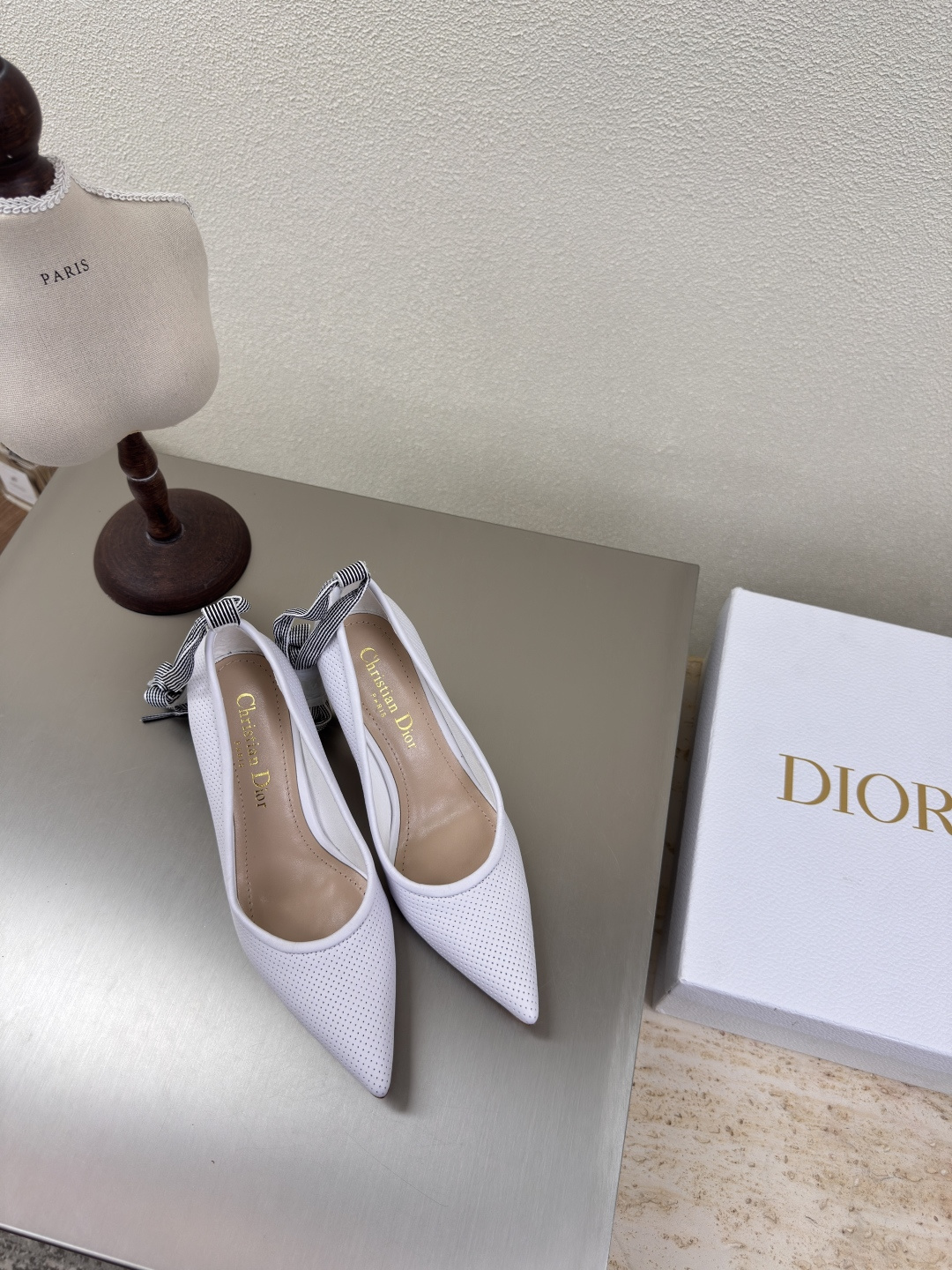 NO:251527,High heels Dior punched cowhide brand logo webbing series single shoes high-quality brand logo texture upgrade shoe shape to the ultimate foot feeling super beauty This year's essential fashion items D-DOLL series classic pearl accessories fashionable and versatile, full of girlishness, more than a little joy. Classic hand-embroidered series genuine leather outsole printed with brand logo, decoration matched with a little bit of hourly wear. Sheepskin footbed and inner color choice Italian original outsole gilded size 34 35 36 37 38 39 40 41 42 (34 40 41 42 customized size) with original packaging, single shoes, dior, cowhide, sheepskin, Leather soles19860909高跟 迪奥 打孔牛皮 品牌logo织带 系列单鞋 高品 品牌 logo质感满满 鞋型升级到极致脚感 超级美 今年必不可少的时尚单品 D-DOLL系列经典珍珠配饰时髦又百搭,少女感十足 欣喜不止一点点 经典手工刺绣系列  真皮大底印有品牌logo,装饰搭配有一点点小时装.  羊皮垫脚和内里  颜色选择 意大利原版大底 鎏金 码数34 35 36 37 38 39 40 41 42 （34 40 41 42定做码数） 配原版包装,单鞋,dior,cowhide,sheepskin,Leather soles,Women's Shoes