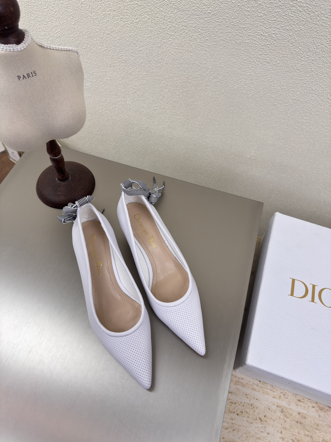 NO:251533,Medium heel Dior punched cowhide brand logo webbing series single shoes high-quality brand logo texture upgrade shoe shape to the ultimate foot feeling super beauty This year's essential fashion items D-DOLL series classic pearl accessories fashionable and versatile, full of girlishness, more than a little joy. Classic hand-embroidered series genuine leather outsole printed with brand logo, decoration matched with a little bit of hourly wear. Sheepskin footbed and inner color choice Italian original outsole gilded size 34 35 36 37 38 39 40 41 42 (34 40 41 42 customized size) with original packaging, single shoes, dior, cowhide, sheepskin, Leather soles19860909中跟 迪奥 打孔牛皮 品牌logo织带 系列单鞋 高品 品牌 logo质感满满 鞋型升级到极致脚感 超级美 今年必不可少的时尚单品 D-DOLL系列经典珍珠配饰时髦又百搭,少女感十足 欣喜不止一点点 经典手工刺绣系列  真皮大底印有品牌logo,装饰搭配有一点点小时装.  羊皮垫脚和内里  颜色选择 意大利原版大底 鎏金 码数34 35 36 37 38 39 40 41 42 （34 40 41 42定做码数） 配原版包装,单鞋,dior,cowhide,sheepskin,Leather soles,Women's Shoes