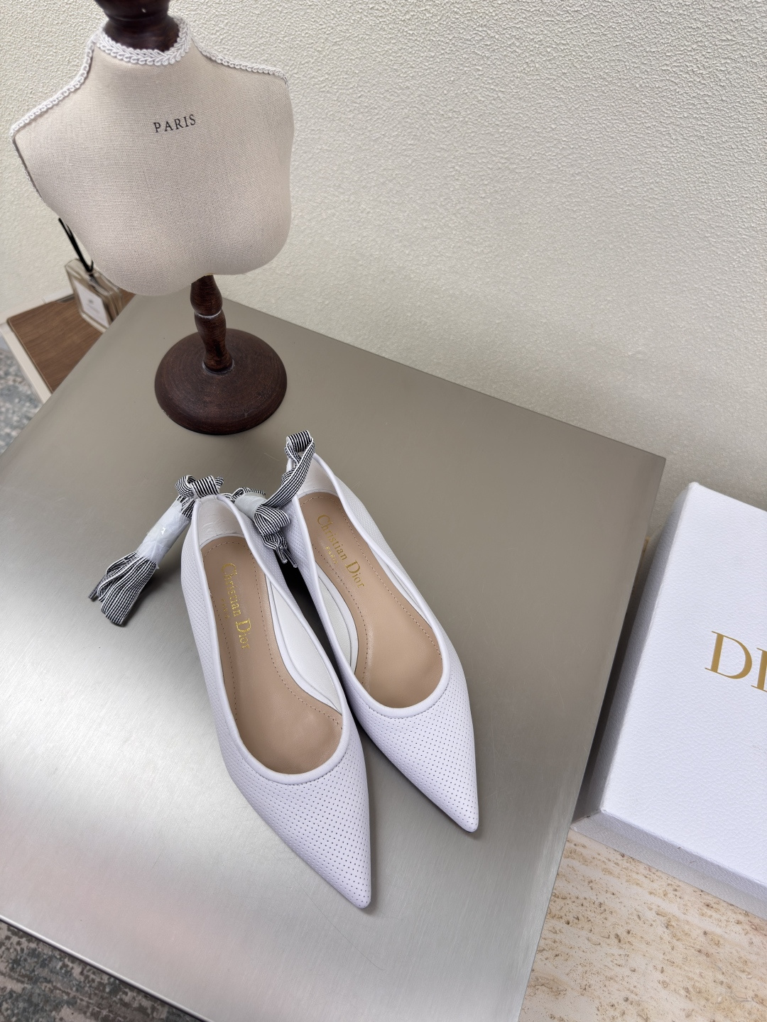 NO:251538,Flat sole Dior punched cowhide brand logo webbing series single shoes high-quality brand logo texture upgrade shoe shape to the ultimate foot feeling super beauty This year's essential fashion items D-DOLL series classic pearl accessories fashionable and versatile, full of girlishness, more than a little joy. Classic hand-embroidered series genuine leather outsole printed with brand logo, decoration matched with a little bit of hourly wear. Sheepskin footbed and inner color choice Italian original outsole gilded size 34 35 36 37 38 39 40 41 42 (34 40 41 42 customized size) with original packaging, single shoes, dior, cowhide, sheepskin, Leather soles19860909平底 迪奥 打孔牛皮 品牌logo织带 系列单鞋 高品 品牌 logo质感满满 鞋型升级到极致脚感 超级美 今年必不可少的时尚单品 D-DOLL系列经典珍珠配饰时髦又百搭,少女感十足 欣喜不止一点点 经典手工刺绣系列  真皮大底印有品牌logo,装饰搭配有一点点小时装.  羊皮垫脚和内里  颜色选择 意大利原版大底 鎏金 码数34 35 36 37 38 39 40 41 42 （34 40 41 42定做码数） 配原版包装,单鞋,dior,cowhide,sheepskin,Leather soles,Women's Shoes