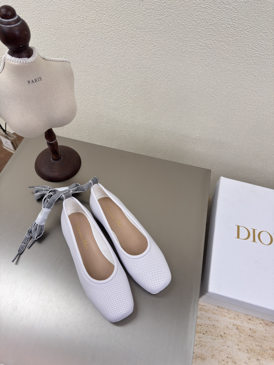 NO:251544,Square toe flat sole Dior punched cowhide brand logo webbing series single shoes high-quality brand logo texture upgrade shoe shape to the ultimate foot feeling super beauty This year's essential fashion items D-DOLL series classic pearl accessories fashionable and versatile, full of girlishness, more than a little joy. Classic hand-embroidered series genuine leather outsole printed with brand logo, decoration matched with a little bit of hourly wear. Sheepskin footbed and inner color choice Italian original outsole gilded size 34 35 36 37 38 39 40 41 42 (34 40 41 42 customized size) with original packaging, single shoes, dior, cowhide, sheepskin, Leather soles19860909方头平底 迪奥 打孔牛皮 品牌logo织带 系列单鞋 高品 品牌 logo质感满满 鞋型升级到极致脚感 超级美 今年必不可少的时尚单品 D-DOLL系列经典珍珠配饰时髦又百搭,少女感十足 欣喜不止一点点 经典手工刺绣系列  真皮大底印有品牌logo,装饰搭配有一点点小时装.  羊皮垫脚和内里  颜色选择 意大利原版大底 鎏金 码数34 35 36 37 38 39 40 41 42 （34 40 41 42定做码数） 配原版包装,单鞋,dior,cowhide,sheepskin,Leather soles,Women's Shoes