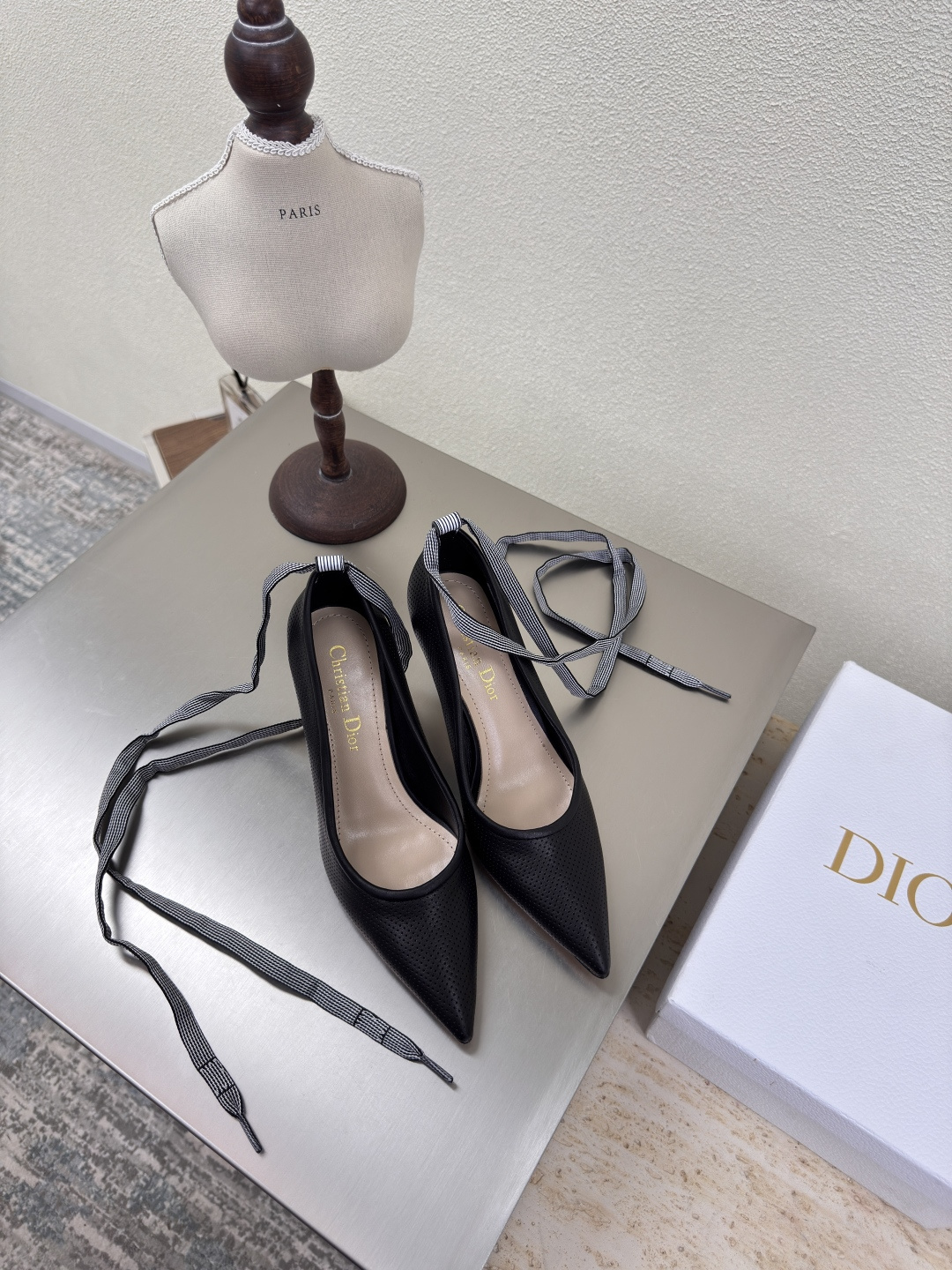 NO:251497,Black high heel Dior punched cowhide brand logo webbing series single shoes high-quality brand logo texture upgrade shoe shape to the ultimate foot feeling super beauty This year's essential fashion items D-DOLL series classic pearl accessories fashionable and versatile, full of girlishness, more than a little joy. Classic hand-embroidered series genuine leather outsole printed with brand logo, decoration matched with a little bit of hourly wear. Sheepskin footbed and inner color choice Italian original outsole gilded size 34 35 36 37 38 39 40 41 42 (34 40 41 42 customized size) with original packaging, single shoes, dior, cowhide, sheepskin, Leather soles19860909黑色 高跟 迪奥 打孔牛皮 品牌logo织带 系列单鞋 高品 品牌 logo质感满满 鞋型升级到极致脚感 超级美 今年必不可少的时尚单品 D-DOLL系列经典珍珠配饰时髦又百搭,少女感十足 欣喜不止一点点 经典手工刺绣系列  真皮大底印有品牌logo,装饰搭配有一点点小时装.  羊皮垫脚和内里  颜色选择 意大利原版大底 鎏金 码数34 35 36 37 38 39 40 41 42 （34 40 41 42定做码数） 配原版包装,单鞋,dior,cowhide,sheepskin,Leather soles,Women's Shoes