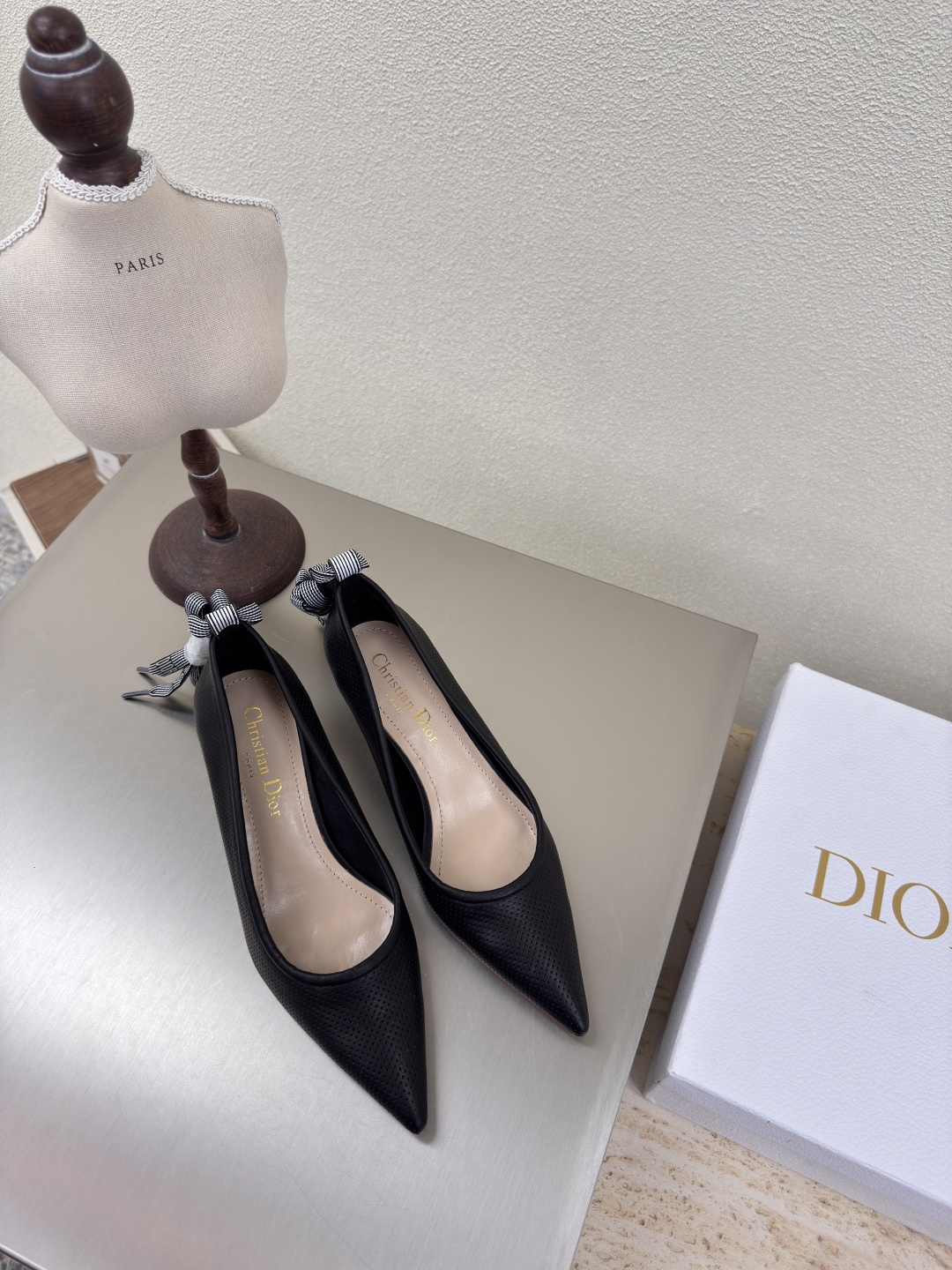 NO:251500,Black mid-heel Dior punched cowhide brand logo webbing series single shoes high-quality brand logo texture upgrade shoe shape to the ultimate foot feeling super beauty This year's essential fashion items D-DOLL series classic pearl accessories fashionable and versatile, full of girlishness, more than a little joy. Classic hand-embroidered series genuine leather outsole printed with brand logo, decoration matched with a little bit of hourly wear. Sheepskin footbed and inner color choice Italian original outsole gilded size 34 35 36 37 38 39 40 41 42 (34 40 41 42 customized size) with original packaging, single shoes, dior, cowhide, sheepskin, Leather soles19860909黑色中跟 迪奥 打孔牛皮 品牌logo织带 系列单鞋 高品 品牌 logo质感满满 鞋型升级到极致脚感 超级美 今年必不可少的时尚单品 D-DOLL系列经典珍珠配饰时髦又百搭,少女感十足 欣喜不止一点点 经典手工刺绣系列  真皮大底印有品牌logo,装饰搭配有一点点小时装.  羊皮垫脚和内里  颜色选择 意大利原版大底 鎏金 码数34 35 36 37 38 39 40 41 42 （34 40 41 42定做码数） 配原版包装,单鞋,dior,cowhide,sheepskin,Leather soles,Women's Shoes