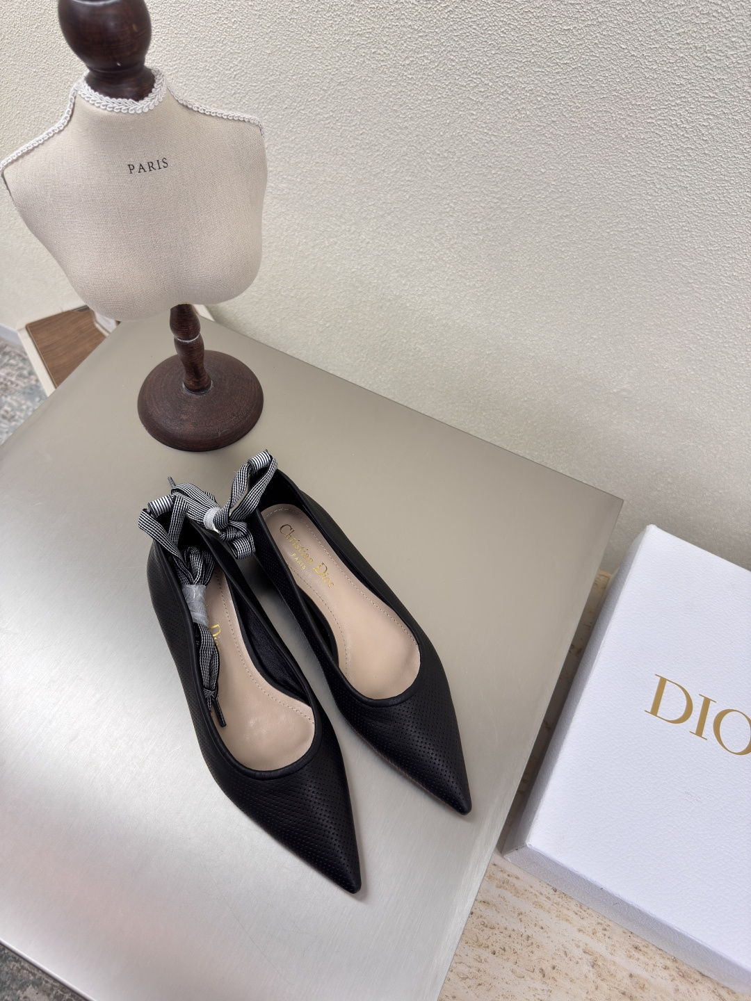 NO:251505,Black Flat Sole Dior Punched Cowhide Brand logo webbing Series single shoes High-quality Brand logo texture Full of texture Shoe shape upgrade to the ultimate foot feeling Super beauty This year's essential fashion items D-DOLL series classic pearl accessories are fashionable and versatile, full of girlishness, and more joyful. Classic hand-embroidered series Genuine leather outsole with brand logo printed with a little hourly dress. Sheepskin footbed and inner color choice Italian original outsole Gilded Size 34 35 36 37 38 39 40 41 42 (34 40 41 42 Customized Size Count) With original packaging, single shoes, dior, cowhide, sheepskin, Leather soles19860909黑色 平底 迪奥 打孔牛皮 品牌logo织带 系列单鞋 高品 品牌 logo质感满满 鞋型升级到极致脚感 超级美 今年必不可少的时尚单品 D-DOLL系列经典珍珠配饰时髦又百搭,少女感十足 欣喜不止一点点 经典手工刺绣系列  真皮大底印有品牌logo,装饰搭配有一点点小时装.  羊皮垫脚和内里  颜色选择 意大利原版大底 鎏金 码数34 35 36 37 38 39 40 41 42 （34 40 41 42定做码数） 配原版包装,单鞋,dior,cowhide,sheepskin,Leather soles,Women's Shoes