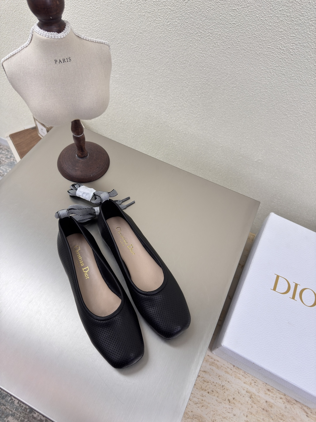 NO:251511,Black Flat-sole square-toed Dior Punched Cowhide Brand logo webbing Series single shoes High-quality Brand logo texture Full of texture Shoe shape upgraded to the ultimate foot feeling Super beauty This year's essential fashion items D-DOLL series classic pearl accessories are fashionable and versatile, full of girlishness, and more joyful. Classic hand-embroidered series Genuine leather outsole printed with brand logo, decoration matched with a little bit of hourly wear. Sheepskin footbed and inner color selection Italian original outsole Gilded Size 34 35 36 37 38 39 40 41 42 (34 40 41 42 Customized Size Count) With original packaging, single shoes, dior, cowhide, sheepskin, Leather soles19860909黑色 平底方头迪奥 打孔牛皮 品牌logo织带 系列单鞋 高品 品牌 logo质感满满 鞋型升级到极致脚感 超级美 今年必不可少的时尚单品 D-DOLL系列经典珍珠配饰时髦又百搭,少女感十足 欣喜不止一点点 经典手工刺绣系列  真皮大底印有品牌logo,装饰搭配有一点点小时装.  羊皮垫脚和内里  颜色选择 意大利原版大底 鎏金 码数34 35 36 37 38 39 40 41 42 （34 40 41 42定做码数） 配原版包装,单鞋,dior,cowhide,sheepskin,Leather soles,Women's Shoes