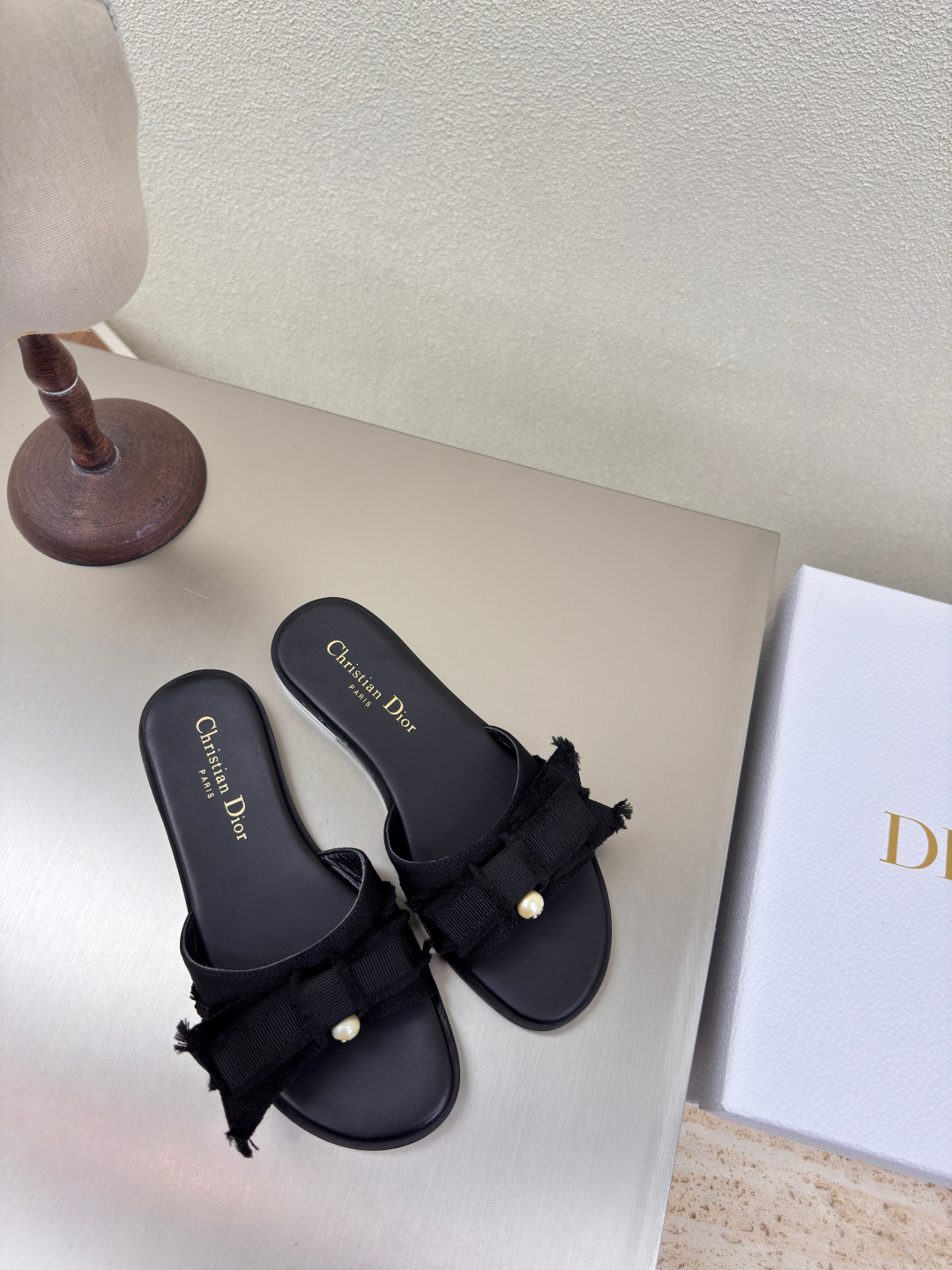 NO:259344,Flat sole pearl sandals high-quality logo full of texture, shoe shape upgraded to the ultimate foot feeling, super beautiful, indispensable fashion items this year D-DOLL series classic pearl accessories are fashionable and versatile, full of girlishness, and more joyful. Classic hand-embroidered series genuine leather outsole with brand logo, decoration and matching with a little bit of hourly wear. Sheepskin footbed and inner color selection Italian original outsole gilded size 34 35 36 37 38 39 40 41 42 (34 40 41 42 customized size) with original packaging, slippers, sandals, slippers, sheepskin, Leather soles19860909平底 珍珠凉鞋 高品 logo质感满满 鞋型升级到极致脚感 超级美 今年必不可少的时尚单品 D-DOLL系列经典珍珠配饰时髦又百搭,少女感十足 欣喜不止一点点 经典手工刺绣系列  真皮大底印有品牌logo,装饰搭配有一点点小时装.  羊皮垫脚和内里  颜色选择 意大利原版大底 鎏金 码数34 35 36 37 38 39 40 41 42 （34 40 41 42定做码数） 配原版包装,拖鞋,sandals,slippers,sheepskin,Leather soles,Women's Shoes