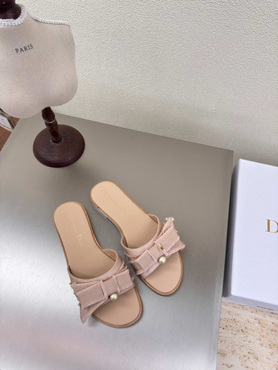 NO:259327,Apricot color flat sole pearl sandals high-quality logo texture, shoe shape upgraded to the ultimate foot feeling, super beautiful, indispensable fashion items this year D-DOLL series classic pearl accessories are fashionable and versatile, full of girlishness, and more joyful. Classic hand-embroidered series genuine leather outsole with brand logo, decoration and matching with a little bit of hourly wear. Sheepskin footbed and inner color selection Italian original outsole gilded Size 34 35 36 37 38 39 40 41 42 (34 40 41 42 customized size) with original packaging, slippers, sandals, slippers, sheepskin, Leather soles19860909杏色 平底 珍珠凉鞋 高品 logo质感满满 鞋型升级到极致脚感 超级美 今年必不可少的时尚单品 D-DOLL系列经典珍珠配饰时髦又百搭,少女感十足 欣喜不止一点点 经典手工刺绣系列  真皮大底印有品牌logo,装饰搭配有一点点小时装.  羊皮垫脚和内里  颜色选择 意大利原版大底 鎏金 码数34 35 36 37 38 39 40 41 42 （34 40 41 42定做码数） 配原版包装,拖鞋,sandals,slippers,sheepskin,Leather soles,Women's Shoes