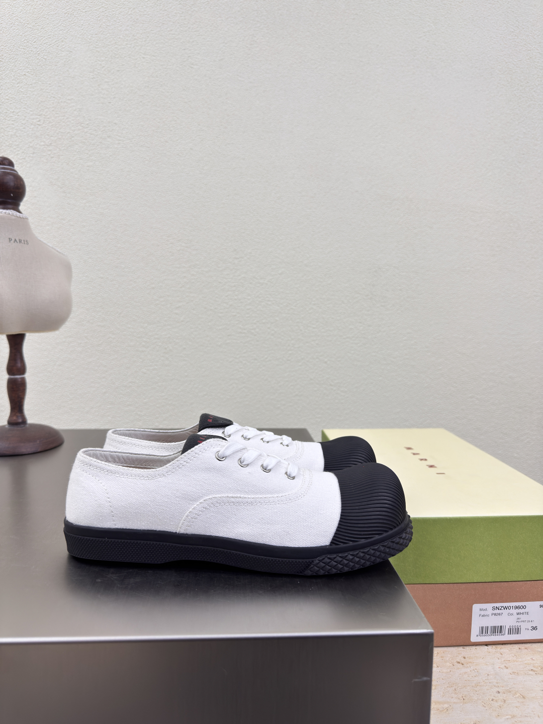 Thick and Cozy Mickey Head Design in White Canvas with Comfortable Calves - 图片 8