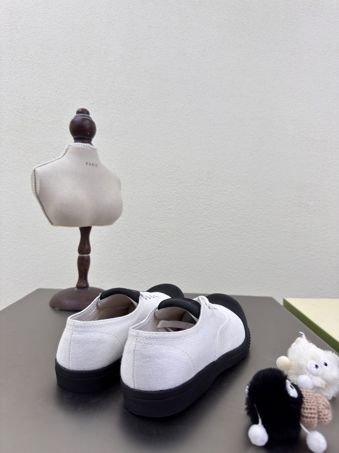 Thick and Cozy Mickey Head Design in White Canvas with Comfortable Calves - 图片 4
