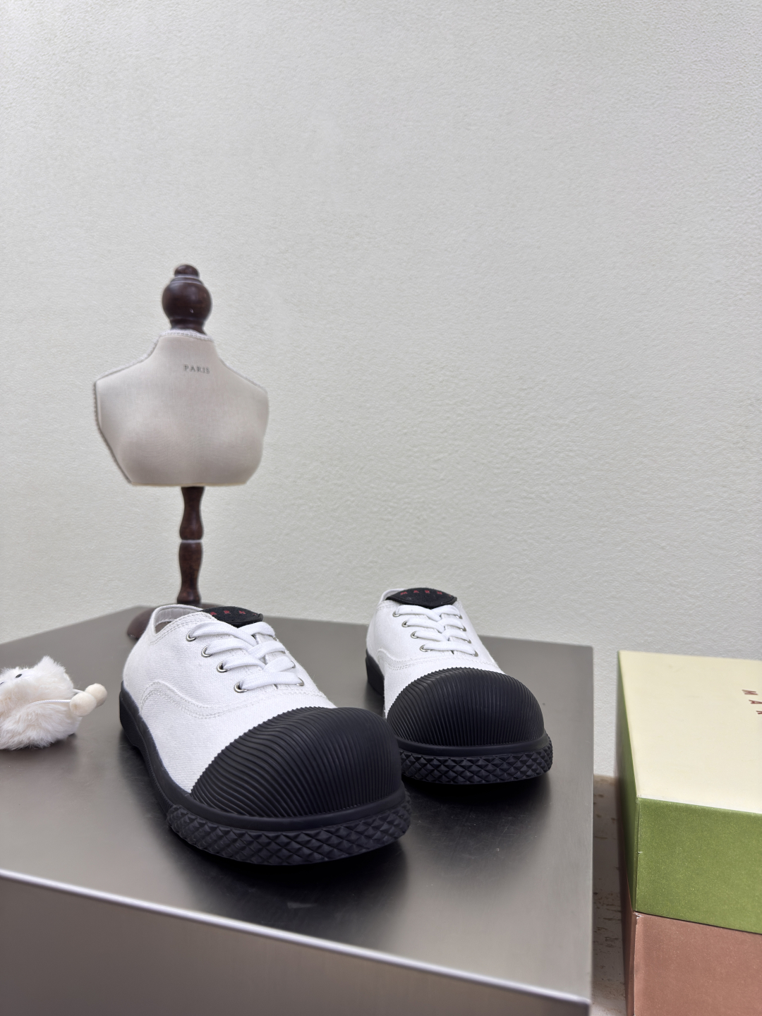 Thick and Cozy Mickey Head Design in White Canvas with Comfortable Calves - 图片 9
