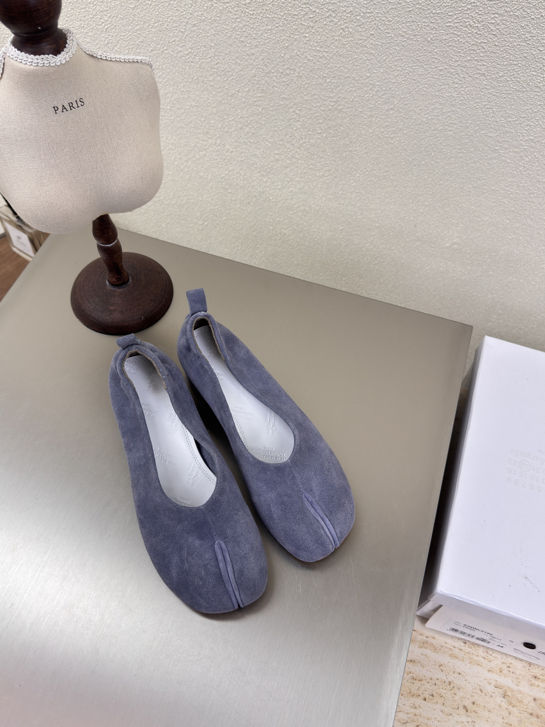 NO:260170,Flat-soled toe, grandma shoes MM6 Maison Margiela Gaomerlin reverse velvet leather, hot fashion style, blue and purple Mm6 Maison Margiela's experimental nature starts from the functionalist deconstruction aesthetic, unexpected playfulness and avant-garde interpretation, changeable and simple style tailoring, presenting an extremely creative fashion experimental style. Leather outsole design Gaomerlin reverse velvet, comfortable and delicate, water-dyed cowhide li, high-end version, rebellious and low-key Mm6 Maison Marqiela has released new styles, fashionable shoes with pragmatism as the core of the design. The avant-garde design is similar to the main line Tabi split toe styling design. Paired with the top layer cowhide upper, water-dyed cowhide inner neat upper, modern and fashionable, it can also become one of the most practical items for daily wardrobe wear!  The original uniform outsole is matched with digital heels for women 35 36 37 38 39 40 (40 customization), split-toe shoes,masion margiela,cowhide,Leather soles19860909平底分趾 奶奶鞋 MM6 Maison Margiela  高丝光牛反绒皮 大热时尚风格 蓝紫色  Mm6 Maison Margiela的实验性从功能主义的解构美学出发,意想不到的玩味和前卫演绎,多变的简约风格剪裁,呈现创意无比的时装实验造型. 真皮大底设计 高丝光牛反绒 舒服细腻 水染牛皮里 皮里 高端对版  反叛又低调的Mm6 Maison Marqiela再出新款,以实用主义为设计核心的时髦鞋履. 前卫的设计与主线的Tabi分趾造型设计有着异曲同工 搭配头层牛皮鞋面,水染牛皮内里 利落的鞋面设计,摩登时髦的同时也可以成为日常衣橱非常实穿的单品之一! 大底选用原版一致大底 搭配数字跟 女 35 36 37 38 39 40 (40 定制),分趾鞋,masion margiela,cowhide,Leather soles,Women's Shoes