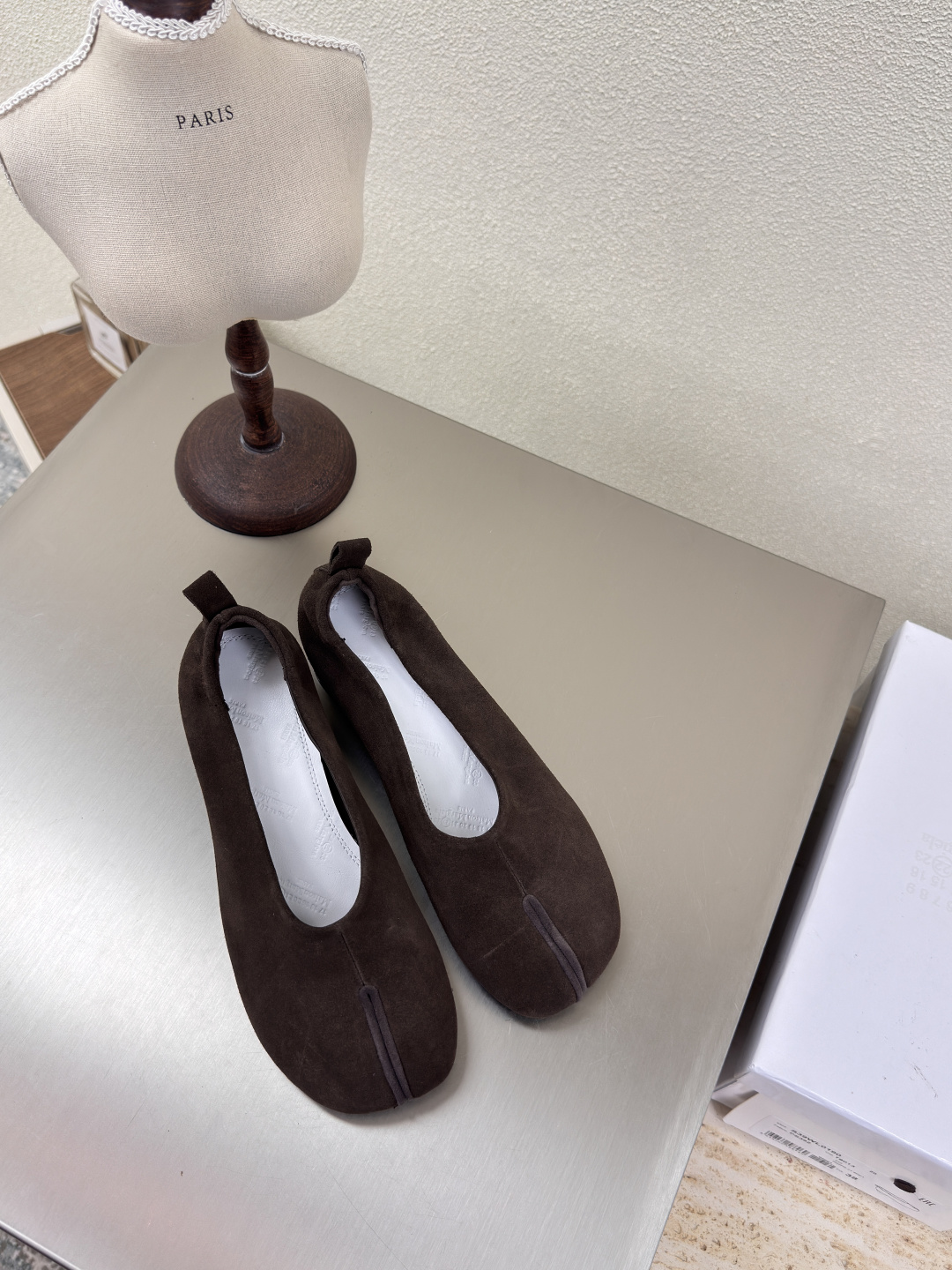 NO:260174,Flat-sole split-toe grandma shoes MM6 Maison Margiela Gaomerlin reverse velvet leather hot fashion style brown Mm6 Maison Margiela's experiment starts from the functionalist deconstruction aesthetic, unexpected playful and avant-garde interpretation, changeable and simple style tailoring, presenting an extremely creative fashion experimental style. Leather outsole design Gaomerlin reverse velvet comfortable and delicate water-dyed cowhide li velvet leather high-end version The rebellious and low-key Mm6 Maison Marqiela has released new styles, fashionable shoes with pragmatism as the core design. The avant-garde design is similar to the main line Tabi split-toe styling design. Paired with the top layer cowhide upper, water-dyed cowhide inner neat upper, modern and fashionable at the same time, it can also become one of the most practical items for daily wardrobe wear!  The original uniform outsole is matched with digital heels for women 35 36 37 38 39 40 (40 customization), split-toe shoes,masion margiela,cowhide,Leather soles19860909平底分趾 奶奶鞋 MM6 Maison Margiela  高丝光牛反绒皮 大热时尚风格 咖啡色 Mm6 Maison Margiela的实验性从功能主义的解构美学出发,意想不到的玩味和前卫演绎,多变的简约风格剪裁,呈现创意无比的时装实验造型. 真皮大底设计 高丝光牛反绒 舒服细腻 水染牛皮里 皮里 高端对版  反叛又低调的Mm6 Maison Marqiela再出新款,以实用主义为设计核心的时髦鞋履. 前卫的设计与主线的Tabi分趾造型设计有着异曲同工 搭配头层牛皮鞋面,水染牛皮内里 利落的鞋面设计,摩登时髦的同时也可以成为日常衣橱非常实穿的单品之一! 大底选用原版一致大底 搭配数字跟 女 35 36 37 38 39 40 (40 定制),分趾鞋,masion margiela,cowhide,Leather soles,Women's Shoes