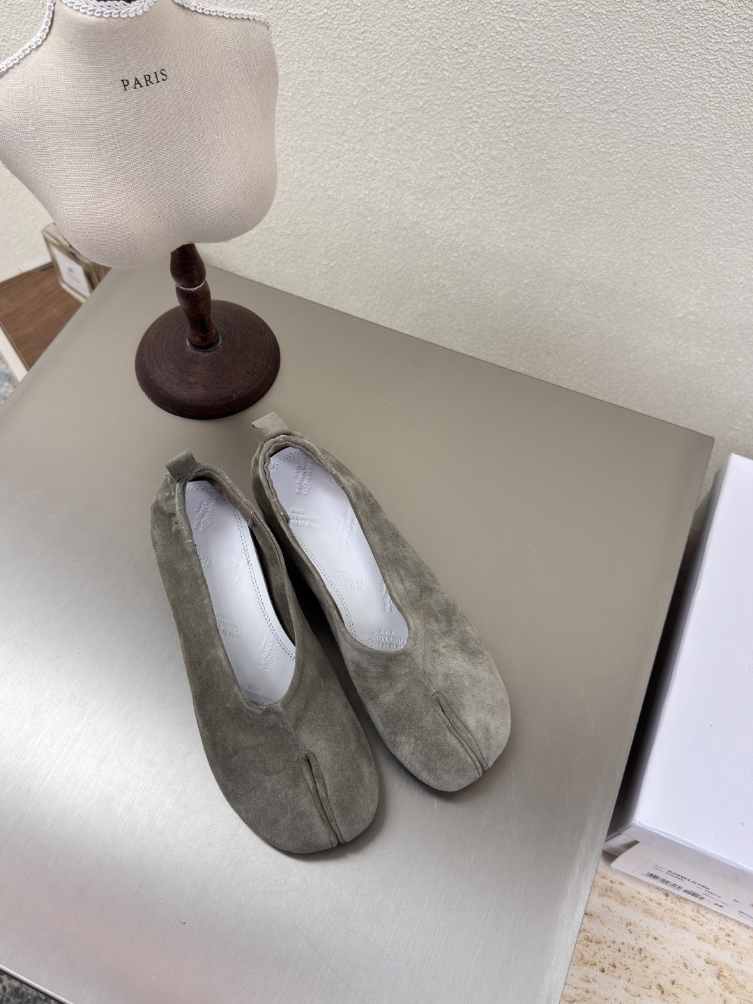 NO:260173,Flat-sole split toe grandma shoes MM6 Maison Margiela Gaomerlin reverse velvet leather hot fashion style gray Mm6 Maison Margiela's experimental nature starts from the functionalist deconstruction aesthetics, unexpected playfulness and avant-garde interpretation, changeable simple style tailoring, presenting an extremely creative fashion experimental style. Leather outsole design Gaomerlin reverse velvet comfortable and delicate water-dyed cowhide li velvet leather high-end version The rebellious and low-key Mm6 Maison Marqiela has released new styles, fashionable shoes with pragmatism as the core design. The avant-garde design is similar to the main line Tabi split toe styling design. Paired with the top layer cowhide upper, water-dyed cowhide inner neat upper, modern and fashionable at the same time, it can also become one of the most practical items for daily wardrobe wear!  The original uniform outsole is matched with digital heels for women 35 36 37 38 39 40 (40 customization), split-toe shoes,masion margiela,cowhide,Leather soles19860909平底分趾 奶奶鞋 MM6 Maison Margiela  高丝光牛反绒皮 大热时尚风格 灰色 Mm6 Maison Margiela的实验性从功能主义的解构美学出发,意想不到的玩味和前卫演绎,多变的简约风格剪裁,呈现创意无比的时装实验造型. 真皮大底设计 高丝光牛反绒 舒服细腻 水染牛皮里 皮里 高端对版  反叛又低调的Mm6 Maison Marqiela再出新款,以实用主义为设计核心的时髦鞋履. 前卫的设计与主线的Tabi分趾造型设计有着异曲同工 搭配头层牛皮鞋面,水染牛皮内里 利落的鞋面设计,摩登时髦的同时也可以成为日常衣橱非常实穿的单品之一! 大底选用原版一致大底 搭配数字跟 女 35 36 37 38 39 40 (40 定制),分趾鞋,masion margiela,cowhide,Leather soles,Women's Shoes