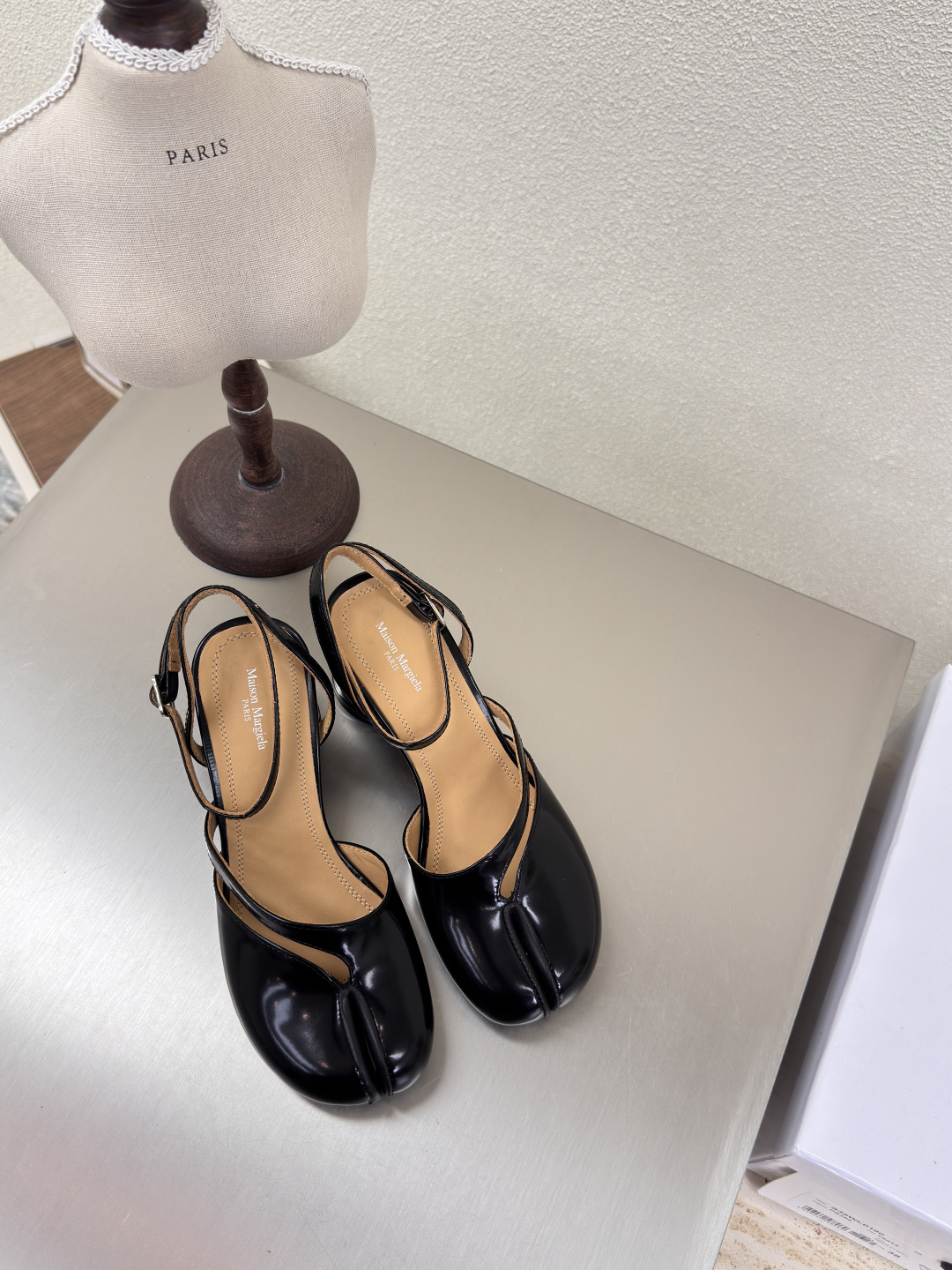 NO:260167,Round heel bagged toe, split toe, back empty shoes MM6 Maison Margiela black, open edge red cowhide, hot fashion style, black Mm6 Maison Margiela's experimental nature starts from the functionalist deconstruction aesthetic, unexpected playful and avant-garde interpretation, changeable and simple style tailoring, presenting an extremely creative fashion experimental style. Leather outsole design, high mercerized beef reverse velvet, comfortable and delicate, water-dyed cowhide li, high-end pairing, rebellious and low-key Mm6 Maison Marqiela has released new styles, fashionable shoes with pragmatism as the core design. The avant-garde design is similar to the main line Tabi parted toe design. Paired with the top layer cowhide upper, water-dyed cowhide inner neat upper, modern and fashionable, it can also become one of the most practical items for daily wardrobe wear!  The outsole is made of original uniform outsole with digital heels for women 35 36 37 38 39 40 (40 customization), sandals,masion margiela,sandals,cowhide,Leather soles19860909圆跟包头 分趾 后空鞋 MM6 Maison Margiela  黑色 开边朱牛皮 大热时尚风格 黑色  Mm6 Maison Margiela的实验性从功能主义的解构美学出发,意想不到的玩味和前卫演绎,多变的简约风格剪裁,呈现创意无比的时装实验造型. 真皮大底设计 高丝光牛反绒 舒服细腻 水染牛皮里 皮里 高端对版  反叛又低调的Mm6 Maison Marqiela再出新款,以实用主义为设计核心的时髦鞋履. 前卫的设计与主线的Tabi分趾造型设计有着异曲同工 搭配头层牛皮鞋面,水染牛皮内里 利落的鞋面设计,摩登时髦的同时也可以成为日常衣橱非常实穿的单品之一! 大底选用原版一致大底 搭配数字跟 女 35 36 37 38 39 40 (40 定制),凉鞋,masion margiela,sandals,cowhide,Leather soles,Women's Shoes