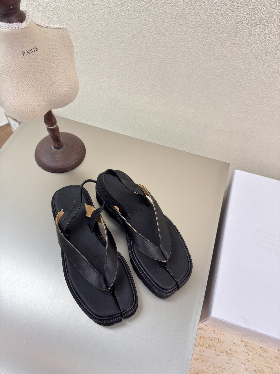 NO:260155,Thick-soled flip-flops split-toed sandals MM6 Maison Margiela black calfskin hot fashion style Black Mm6 Maison Margiela's experiment starts from the functionalist deconstruction aesthetic, unexpected playful and avant-garde interpretation, changeable and simple style tailoring, presenting an extremely creative fashion experimental look. Leather outsole design, high mercerized beef reverse velvet, comfortable and delicate, water-dyed cowhide li, high-end version, rebellious and low-key Mm6 Maison Marqiela has released new styles, fashionable shoes with pragmatism as the core of the design. The avant-garde design is similar to the main line Tabi split-toe styling design. Paired with the top layer cowhide upper, water-dyed cowhide inner neat upper, modern and fashionable, it can also become one of the most practical items for daily wardrobe wear!  The original uniform outsole is selected with digital heels for women 35 36 37 38 39 40 (40 customization), split-toe shoes,masion margiela,sandals,cowhide,Leather soles19860909厚底 人字拖 分趾凉鞋 MM6 Maison Margiela  黑色 小牛皮 大热时尚风格 黑色  Mm6 Maison Margiela的实验性从功能主义的解构美学出发,意想不到的玩味和前卫演绎,多变的简约风格剪裁,呈现创意无比的时装实验造型. 真皮大底设计 高丝光牛反绒 舒服细腻 水染牛皮里 皮里 高端对版  反叛又低调的Mm6 Maison Marqiela再出新款,以实用主义为设计核心的时髦鞋履. 前卫的设计与主线的Tabi分趾造型设计有着异曲同工 搭配头层牛皮鞋面,水染牛皮内里 利落的鞋面设计,摩登时髦的同时也可以成为日常衣橱非常实穿的单品之一! 大底选用原版一致大底 搭配数字跟 女 35 36 37 38 39 40 (40 定制),分趾鞋,masion margiela,sandals,cowhide,Leather soles,Women's Shoes