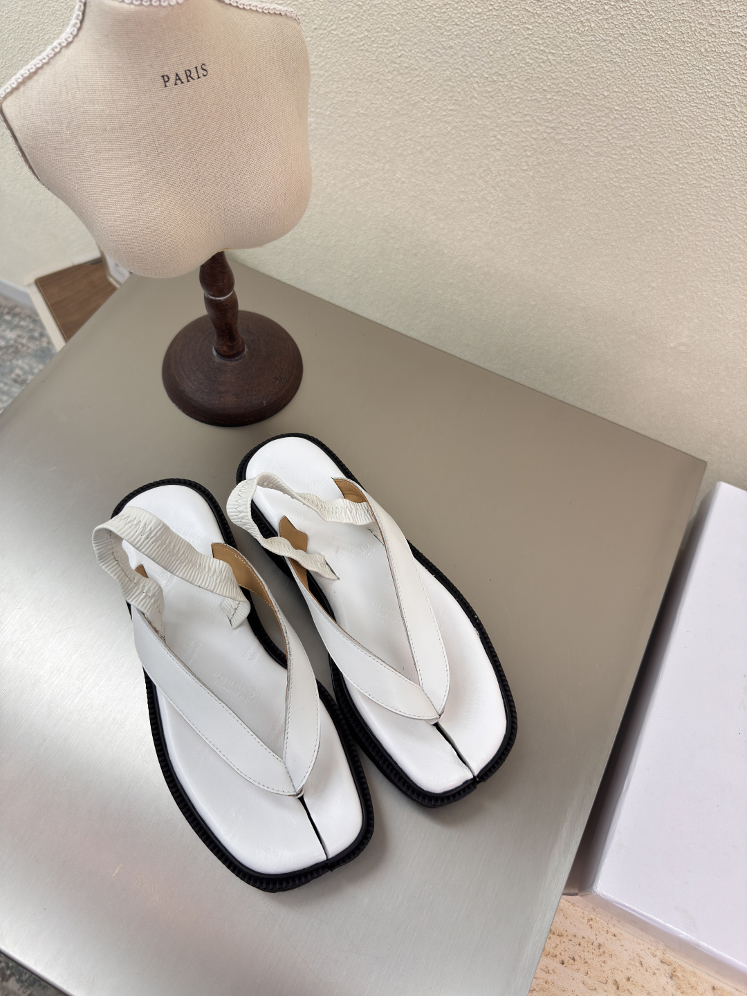 NO:260158,Thick-soled flip-flops split-toed sandals MM6 Maison Margiela white calfskin hot fashion style White Mm6 Maison Margiela's experimental nature starts from the functionalist deconstruction aesthetic, unexpected playful and avant-garde interpretation, changeable and simple style tailoring, presenting an extremely creative fashion experimental style. Leather outsole design, high mercerized beef reverse velvet, comfortable and delicate, water-dyed cowhide li, high-end version, rebellious and low-key Mm6 Maison Marqiela has released new styles, fashionable shoes with pragmatism as the core of the design. The avant-garde design is similar to the main line Tabi split-toe styling design. Paired with the top layer cowhide upper, water-dyed cowhide inner neat upper, modern and fashionable, it can also become one of the most practical items for daily wardrobe wear!  The original uniform outsole is selected with digital heels for women 35 36 37 38 39 40 (40 customization), split-toe shoes,masion margiela,sandals,cowhide,Leather soles19860909厚底 人字拖 分趾凉鞋 MM6 Maison Margiela  白色 小牛皮 大热时尚风格 白色 Mm6 Maison Margiela的实验性从功能主义的解构美学出发,意想不到的玩味和前卫演绎,多变的简约风格剪裁,呈现创意无比的时装实验造型. 真皮大底设计 高丝光牛反绒 舒服细腻 水染牛皮里 皮里 高端对版  反叛又低调的Mm6 Maison Marqiela再出新款,以实用主义为设计核心的时髦鞋履. 前卫的设计与主线的Tabi分趾造型设计有着异曲同工 搭配头层牛皮鞋面,水染牛皮内里 利落的鞋面设计,摩登时髦的同时也可以成为日常衣橱非常实穿的单品之一! 大底选用原版一致大底 搭配数字跟 女 35 36 37 38 39 40 (40 定制),分趾鞋,masion margiela,sandals,cowhide,Leather soles,Women's Shoes