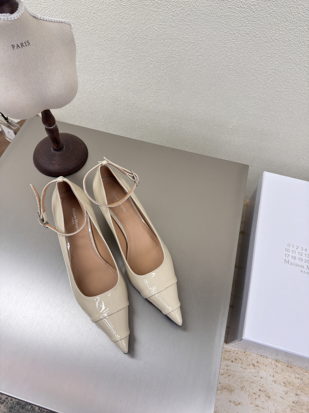 NO:260149,Cat heel pointed toe single shoes MM6 Maison Margiela apricot calf patent leather hot fashion style Apricot Mm6 Maison Margiela's experiment starts from the functionalist deconstruction aesthetic, unexpected playful and avant-garde interpretation, changeable and simple style tailoring, presenting an extremely creative fashion experimental look. Leather outsole design, high mercerized beef reverse velvet, comfortable and delicate, water-dyed cowhide li, high-end version, rebellious and low-key Mm6 Maison Marqiela has released new styles, fashionable shoes with pragmatism as the core of the design. The avant-garde design is similar to the main line Tabi split-toe styling design. Paired with the top layer cowhide upper, water-dyed cowhide inner neat upper, modern and fashionable, it can also become one of the most practical items for daily wardrobe wear!  The original uniform outsole is selected with digital heel 35 36 37 38 39 40 (40 customized), single shoes, masion margiela, cowhide, Leather soles19860909猫跟 尖头 单鞋 MM6 Maison Margiela  杏色小牛漆皮 大热时尚风格 杏色  Mm6 Maison Margiela的实验性从功能主义的解构美学出发,意想不到的玩味和前卫演绎,多变的简约风格剪裁,呈现创意无比的时装实验造型. 真皮大底设计 高丝光牛反绒 舒服细腻 水染牛皮里 皮里 高端对版  反叛又低调的Mm6 Maison Marqiela再出新款,以实用主义为设计核心的时髦鞋履. 前卫的设计与主线的Tabi分趾造型设计有着异曲同工 搭配头层牛皮鞋面,水染牛皮内里 利落的鞋面设计,摩登时髦的同时也可以成为日常衣橱非常实穿的单品之一! 大底选用原版一致大底 搭配数字跟 35 36 37 38 39 40 (40 定制),单鞋,masion margiela,cowhide,Leather soles,Women's Shoes